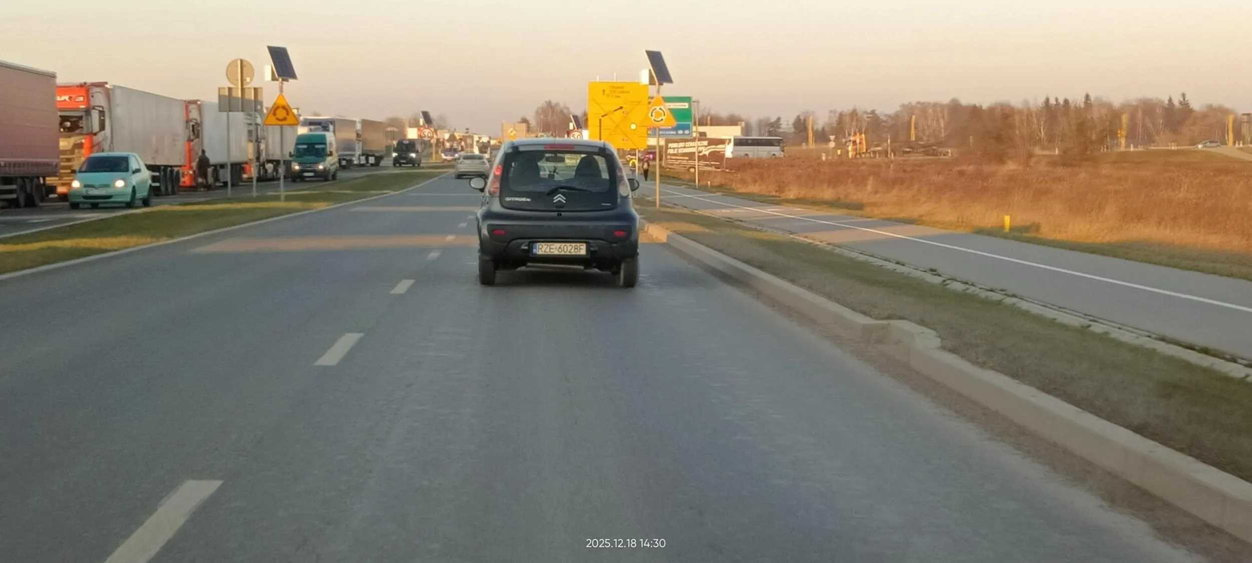 Gamoń nie patrzy w lusterka zmieniając pas ruchu.