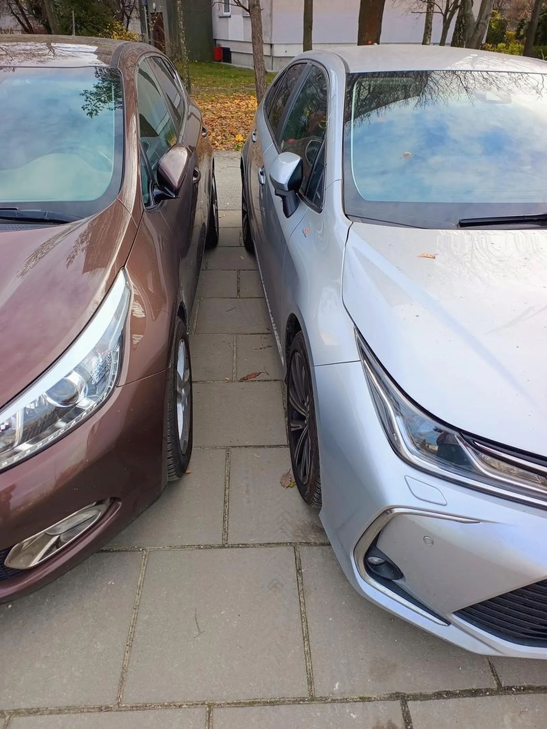 Kierowca nie potrafi prawidłowo zaparkować samochodu, rozumiem zaparkować "na ciasno" ale żeby nie zostawić w ogóle miejsca?