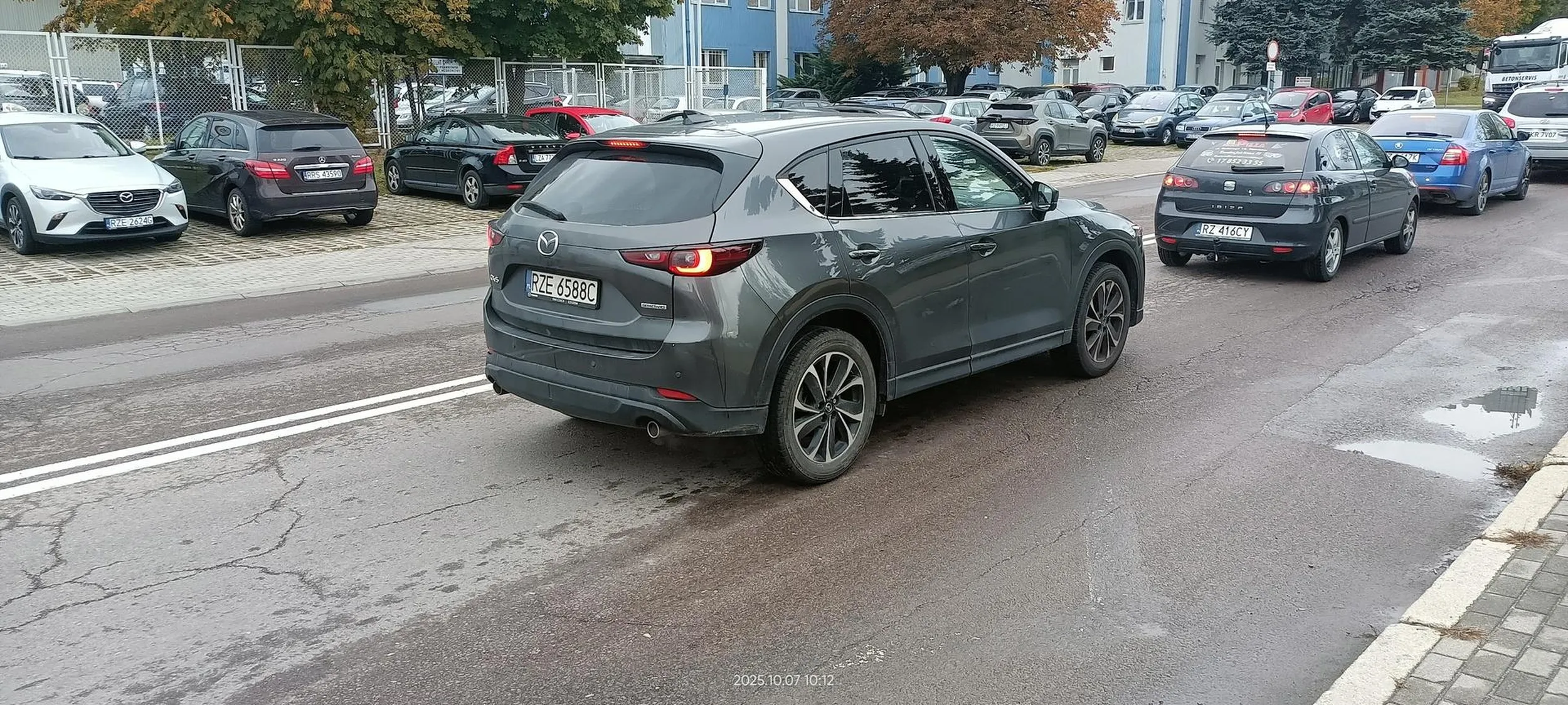 Kretynka zawraca na podwójnej ciągłej.