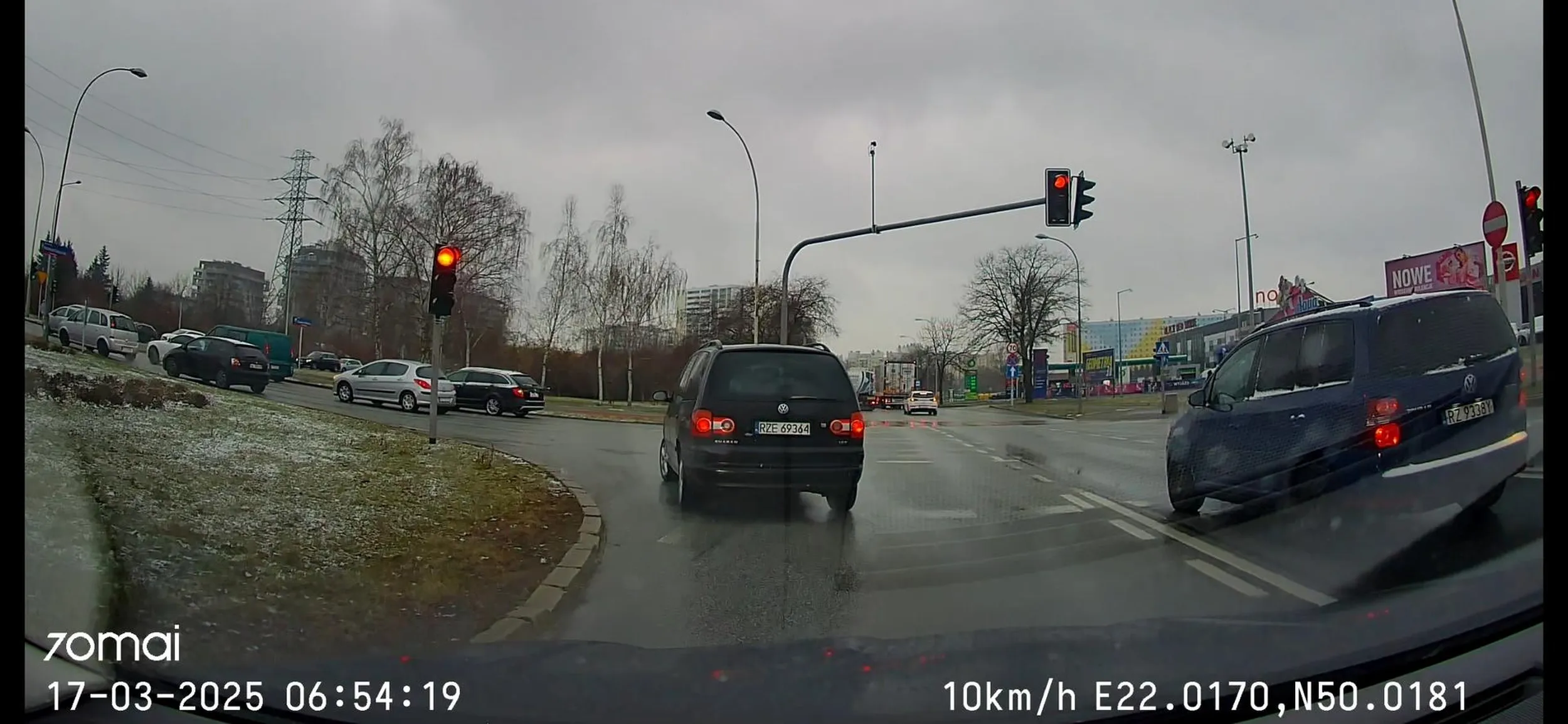 To co ta sierota robi na drodze przechodzi ludzie pojęcie. Najpierw wymuszenie prędkości, potem przejazd na czerwonym świetle...