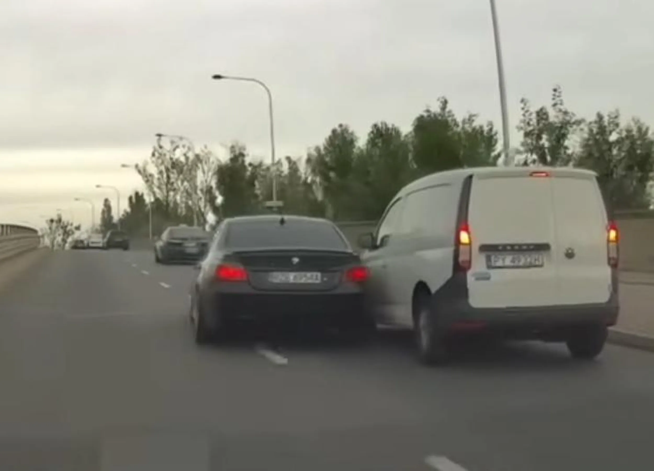 Polecam bilet miesięczny, bo za kierownicę to ty się nie nadajesz...