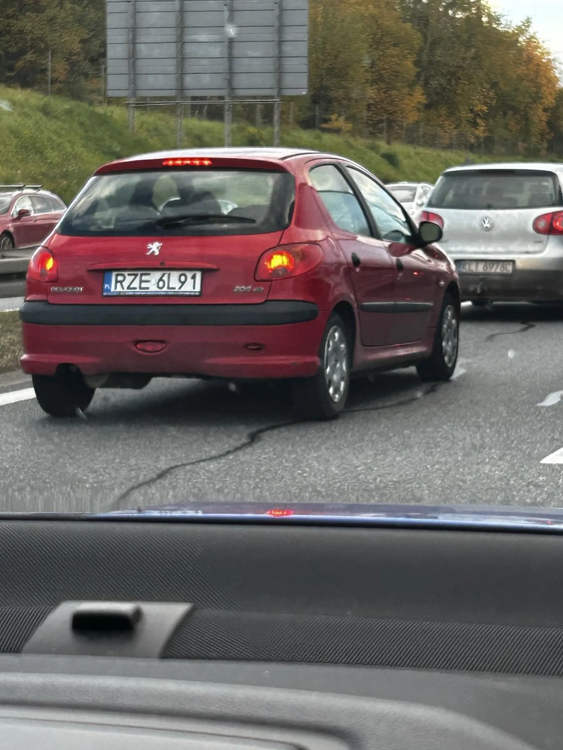 Jedzie do automatycznej bramki na autostradzie mimo że nie ma jej wykupionej  Po zwróceniu uwagi pokazuje środkowy palec dziadek ledwo chodzi jest na przysłowiowego strzała a dalej fika