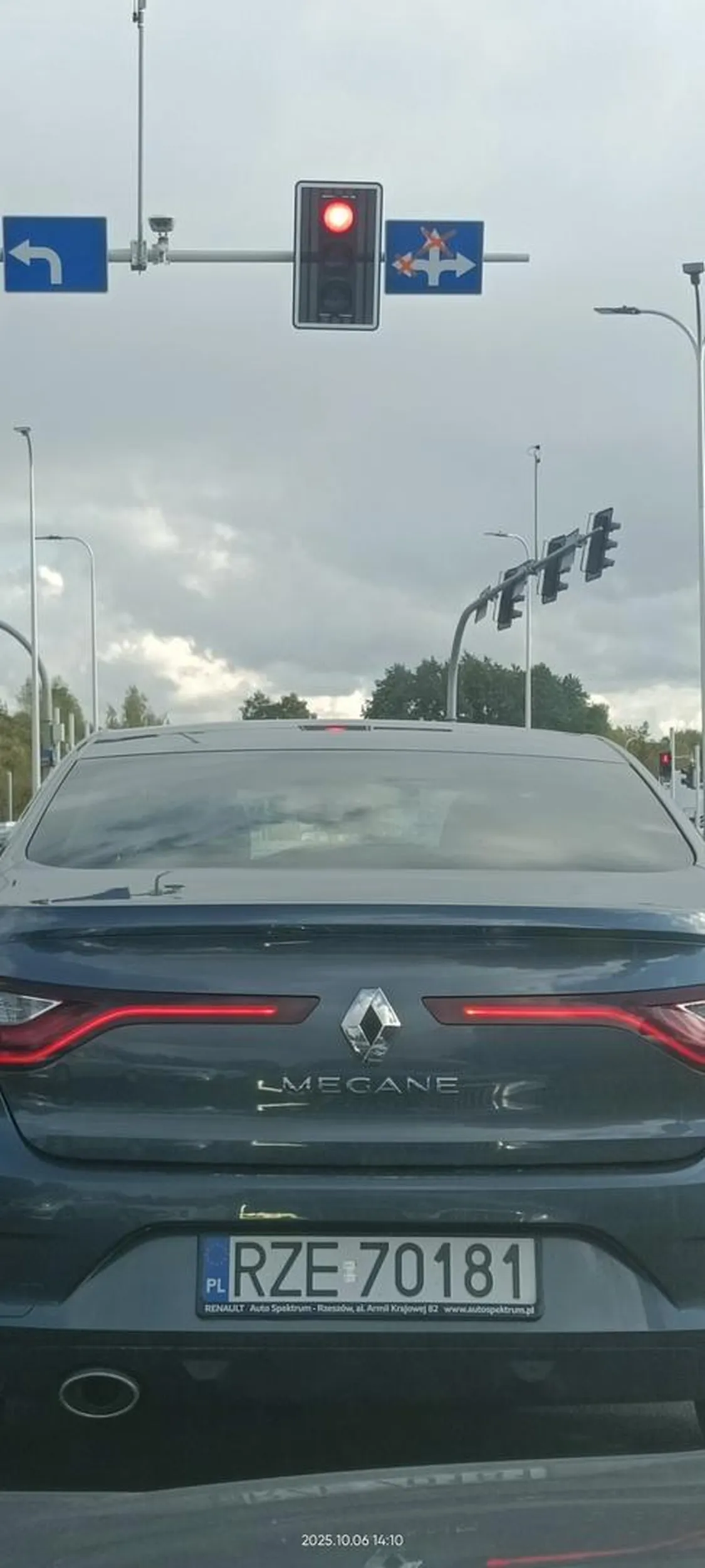 I co z tego że w lewo nie wolno jechać. Kierowca tego renault ma to głęboko w .........