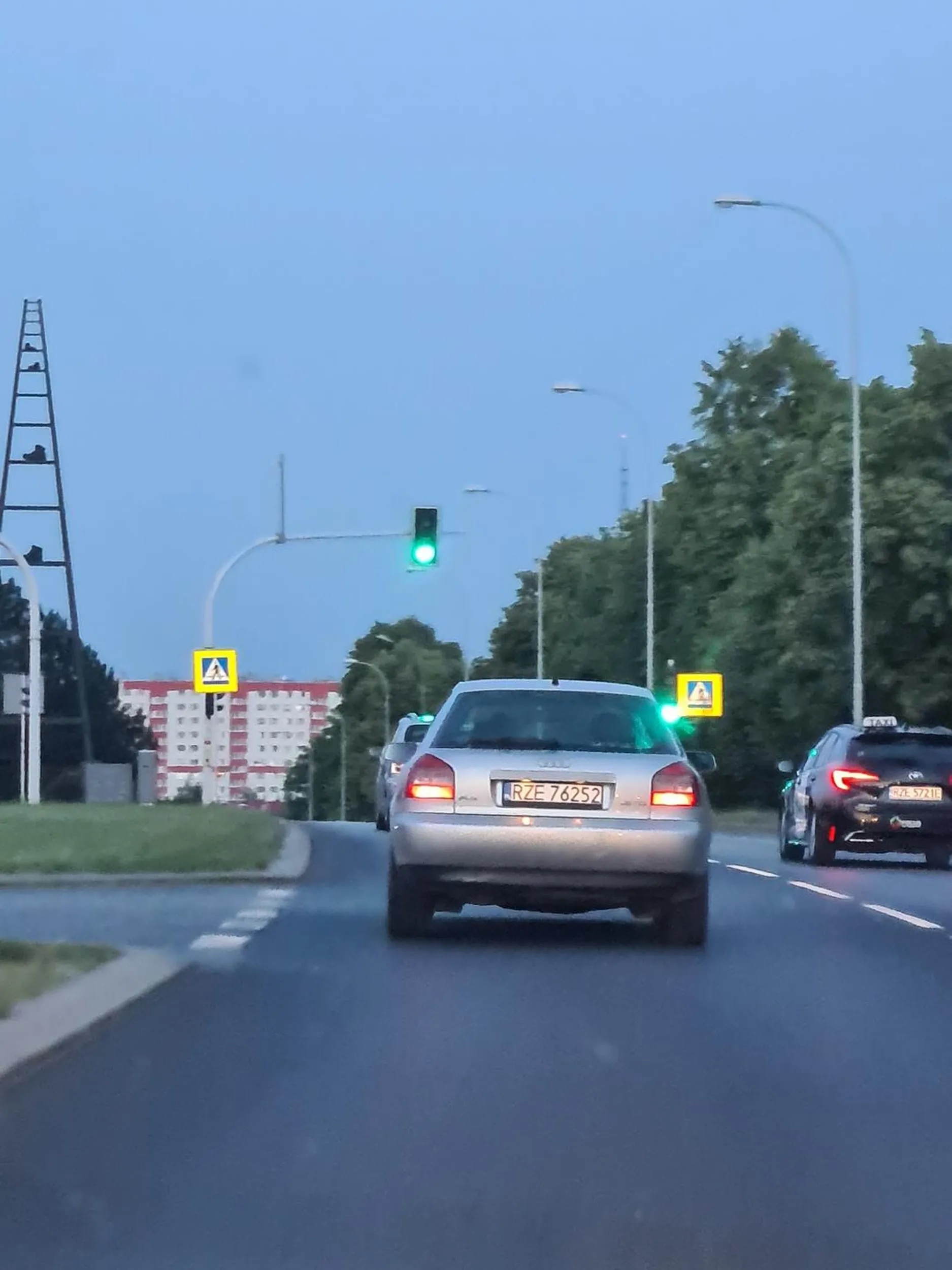 Piękny manewr na ul.Krakowskiej w Rzeszowie, dobrze że się nic nikomu nie stało. Było blisko, było niebezpiecznie. Zero wyobraźni.