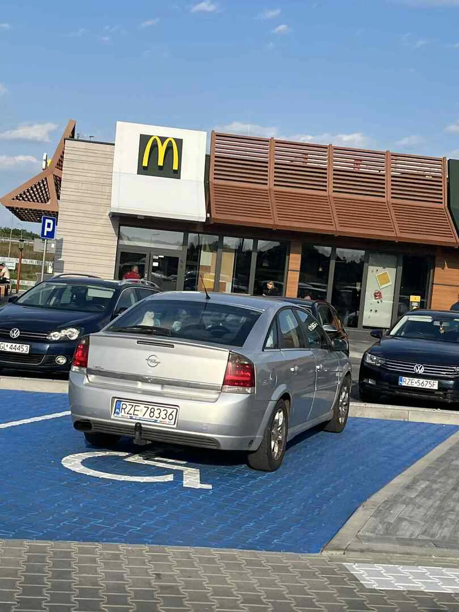 Właściciel pojazdu torycznie staje na miejscu dla niepełnosprawnych. Sytuacja powtarza się już któryś raz. W dniu dzisiejszym uniemożliwił tym samym zaparkowanie potrzebującemu. Kierowca najprawdopodobniej niepełnosprawny jest umysłowo.