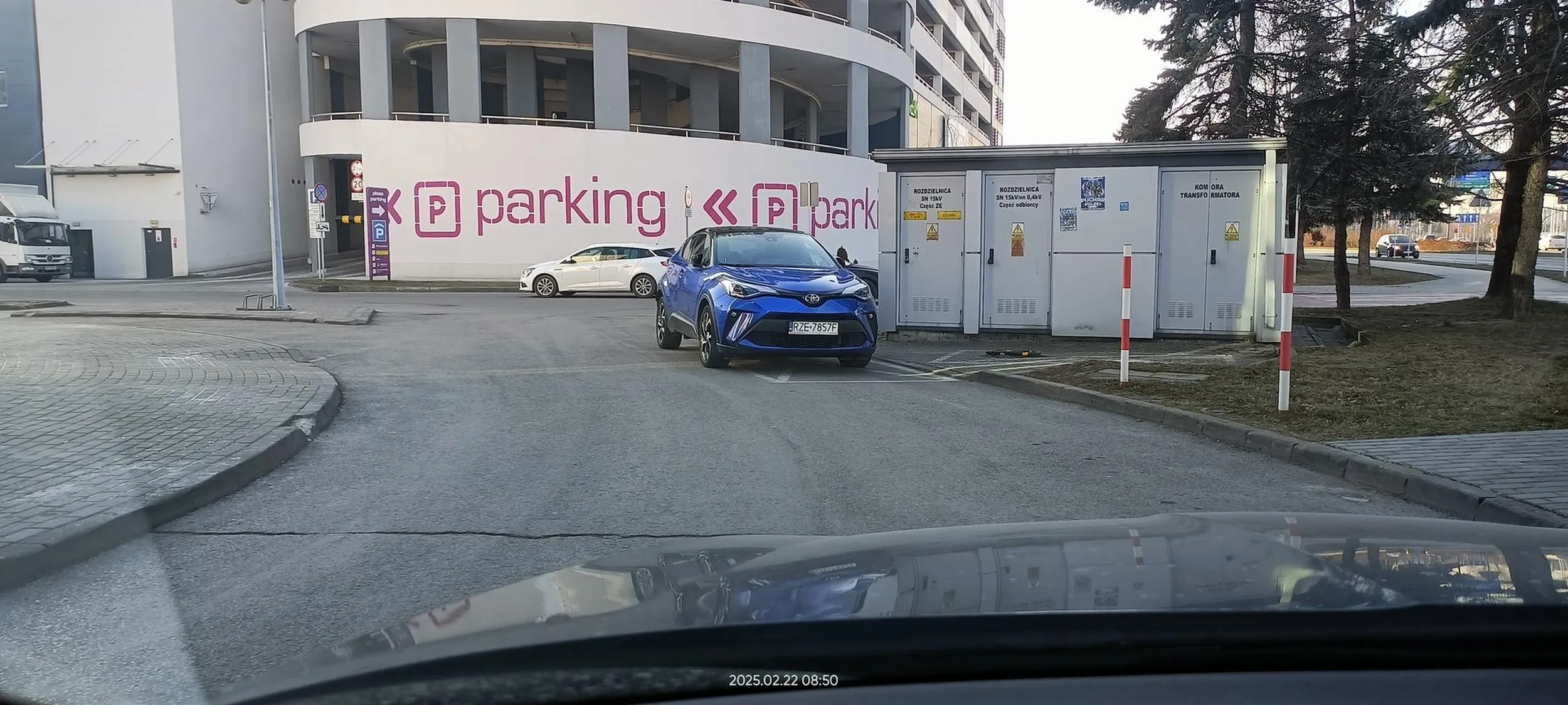 Kretynka ma wolne miejsca parkingowe w pobliżu, ale najlepiej jednak na drodze dojazdowej. Byle jak najbliżej drzwi do lokalu.