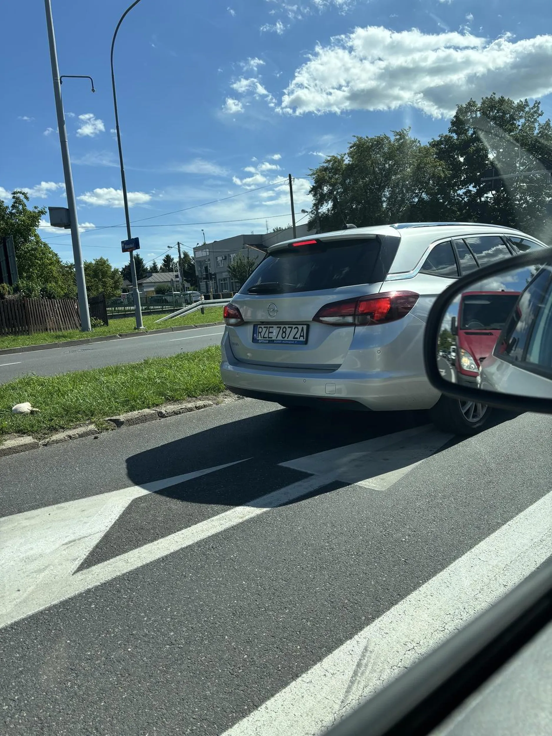 Niemiły, trąbi na ludzi. Brak znajomości zasad poruszania się na drogach!