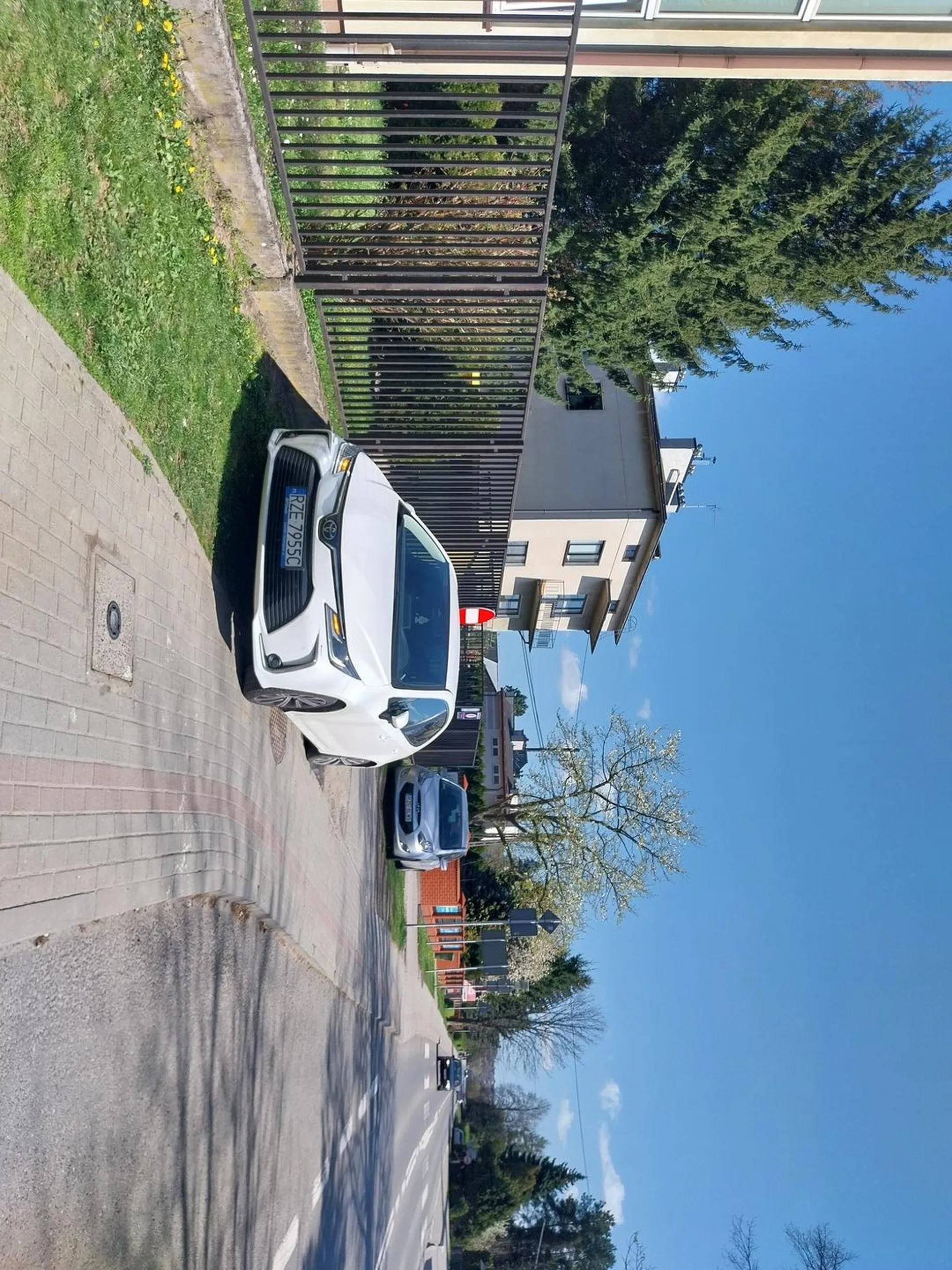 Świetne parkowanie na trawie, rozjeżdżanie chodnika oraz jazda po zatoce autobusowej + Stwarzanie zagrożenia dla dzieci idące ze szkoły do domu brawoo??