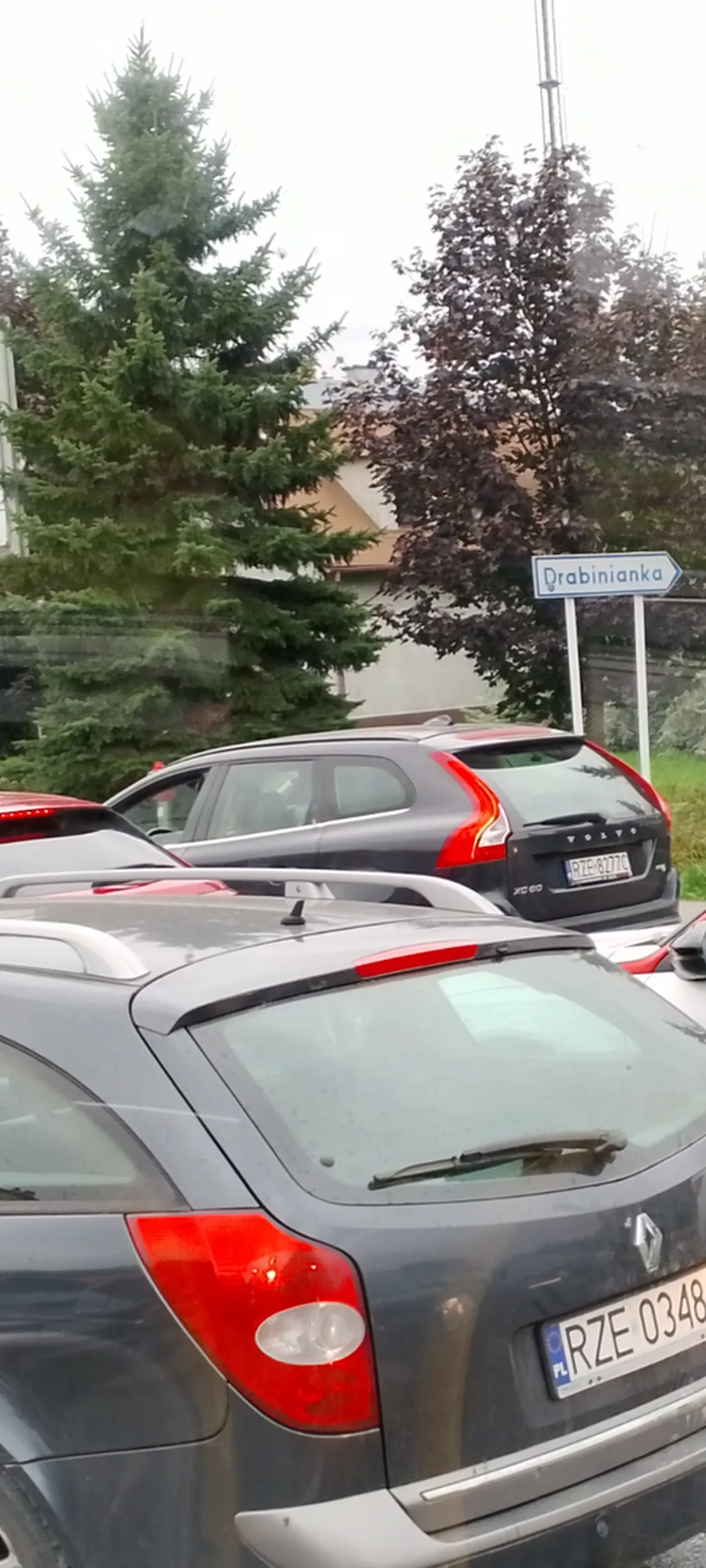 Agresywny, nieodpowiedzialny kierowca, mocne zwolnienie autobusu pełnego ludzi.