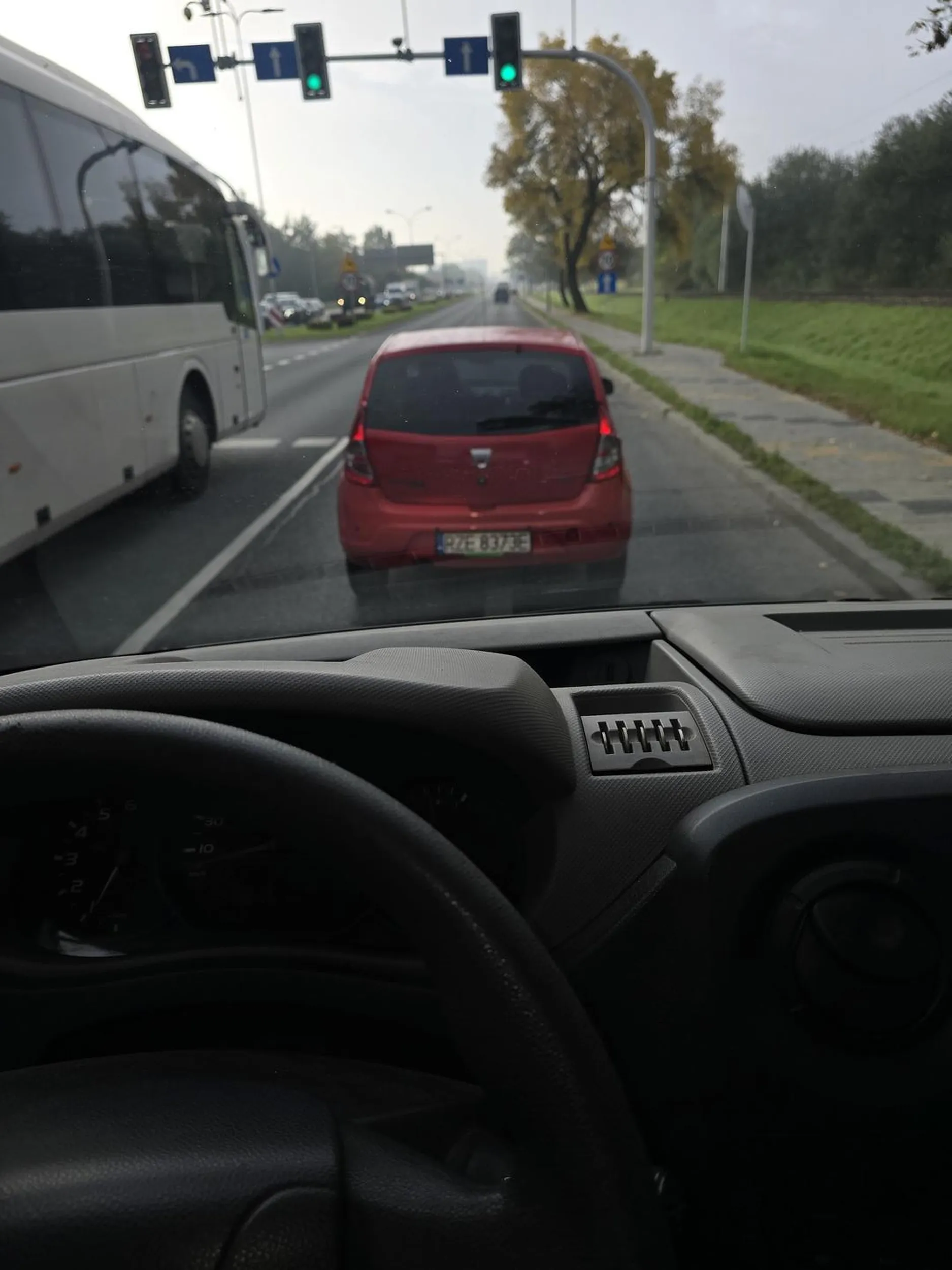 Głupia cipa wpiedala się na hama przed inne auta zmieniajac pas i jedzie jakby uposledzona była