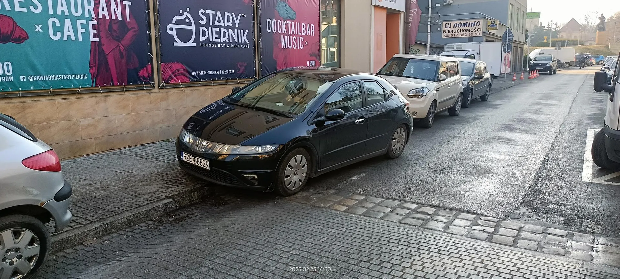 Kretyn nie potrafi zaparkować. Nie dość, że zastawił chodnik, to ledwo można się przecisnąć na ulicy. Siedzi mieli frytki i jedyne co potrafi to fucka pokazać.