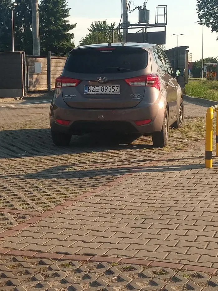 Mistrz parkowania parking centrum rzeszów Lubelska. Linie wyznaczające miejsca parkingowe są dla trudno myślących