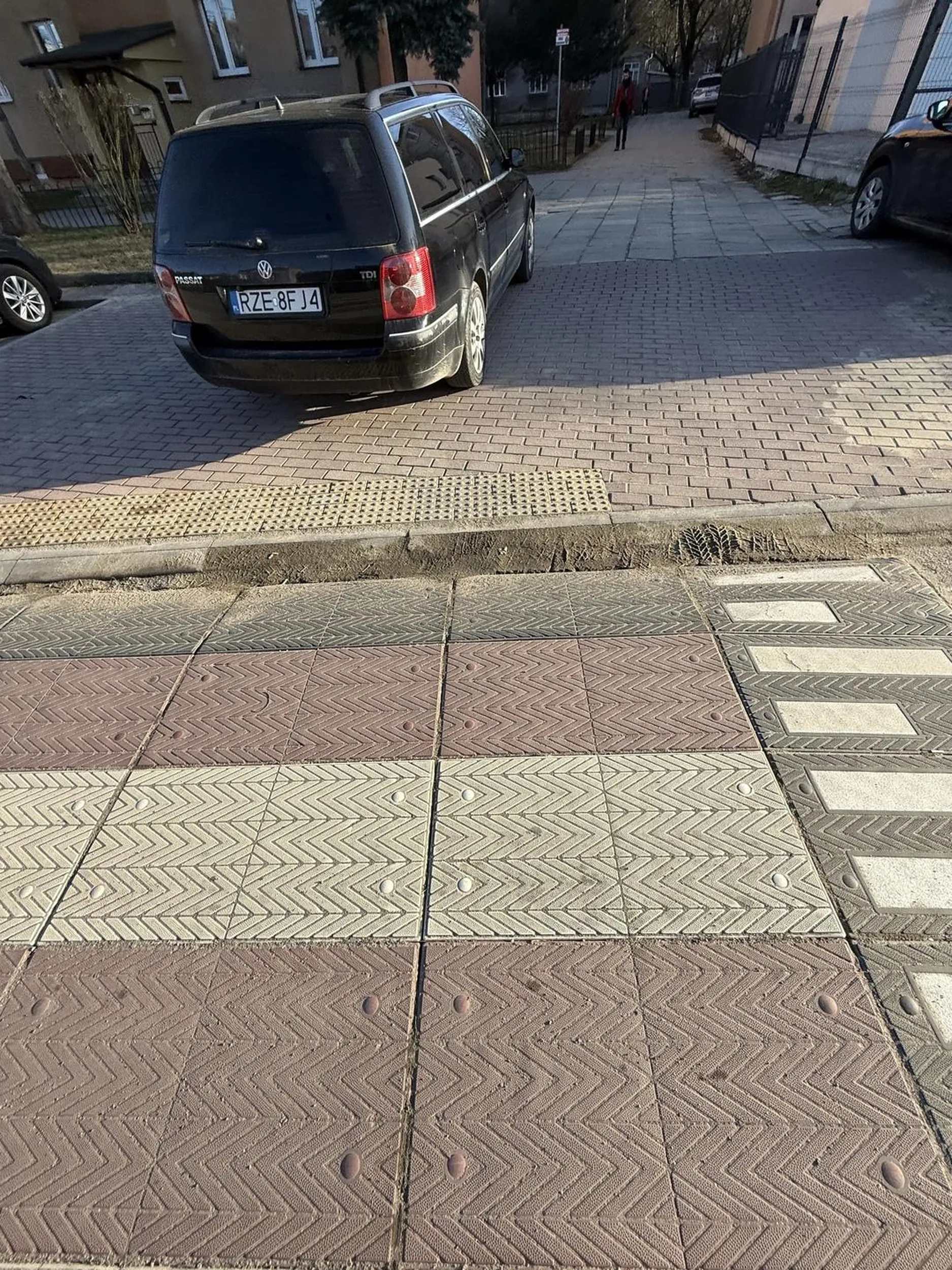 Mistrz parkowania następnym razem stanie na środku drogi