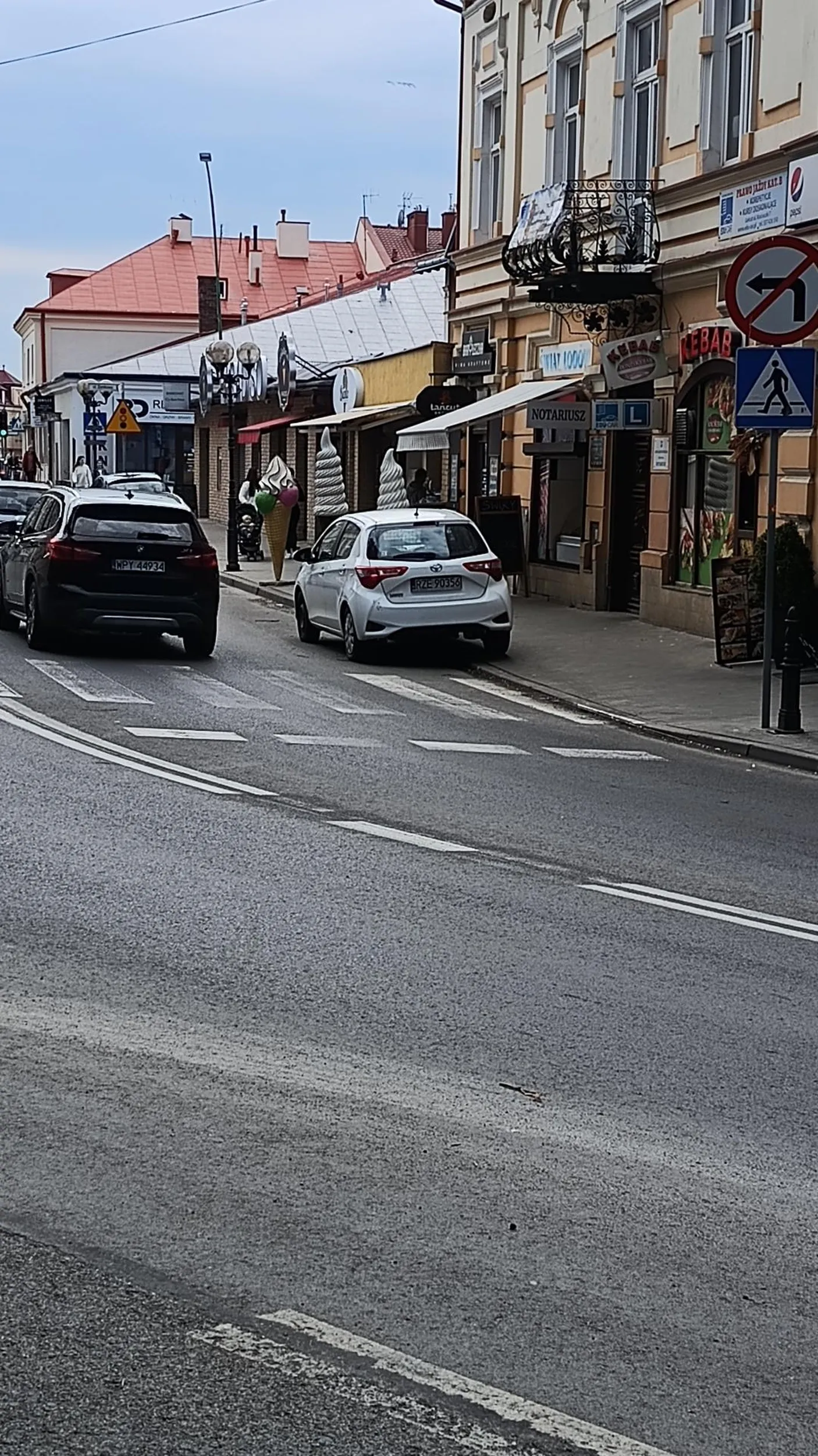 Kilka miejsc parkingowych wolnych przez caly dzień i staje metr przed przejsciem ?