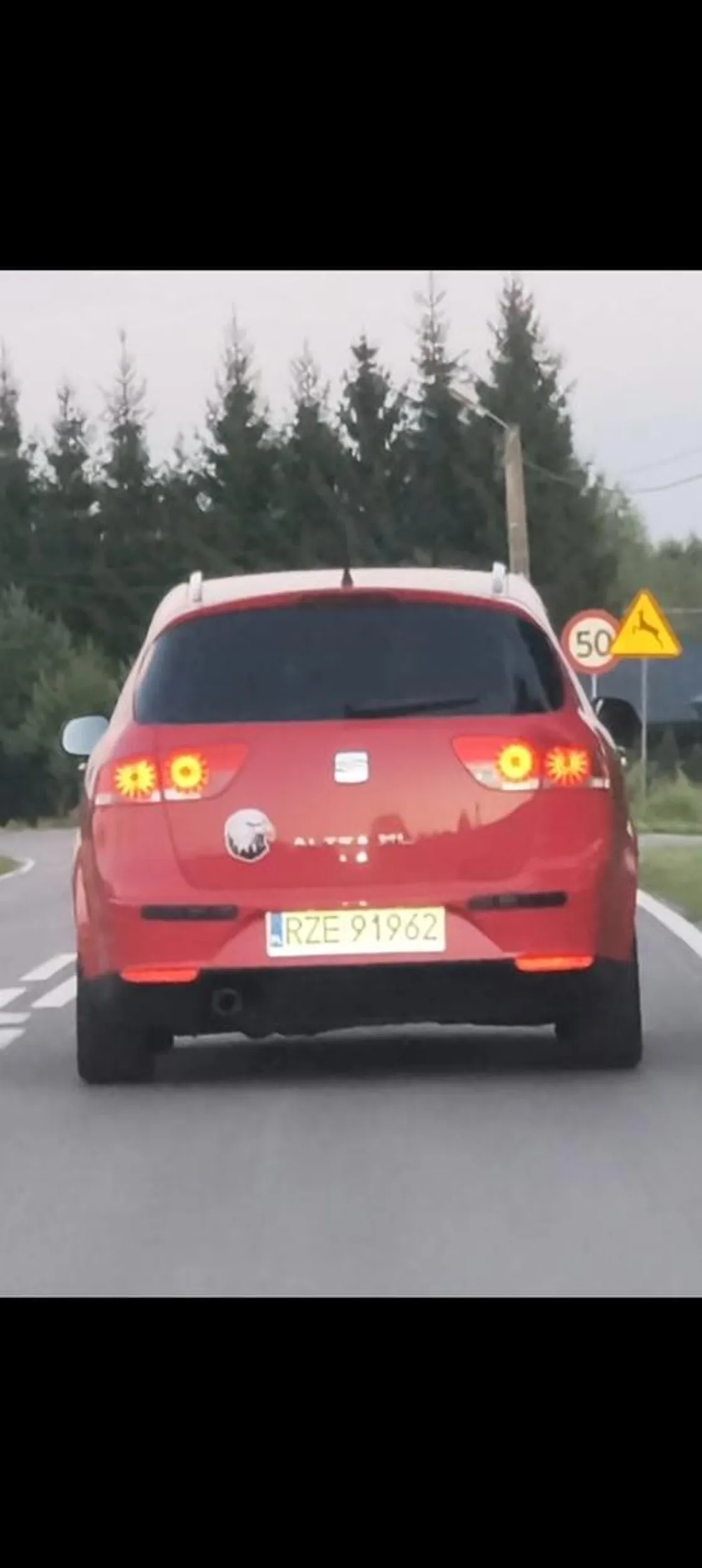 Chłop polujący na "ubezpieczenie" lub specjalnie wyjechał na ulicę by przyspieszać gdy jechało coś z na przeciwka i zwalniać do 30 na wyjściu z zakrętu i po chwili przyspieszając i dalej zwalniając.