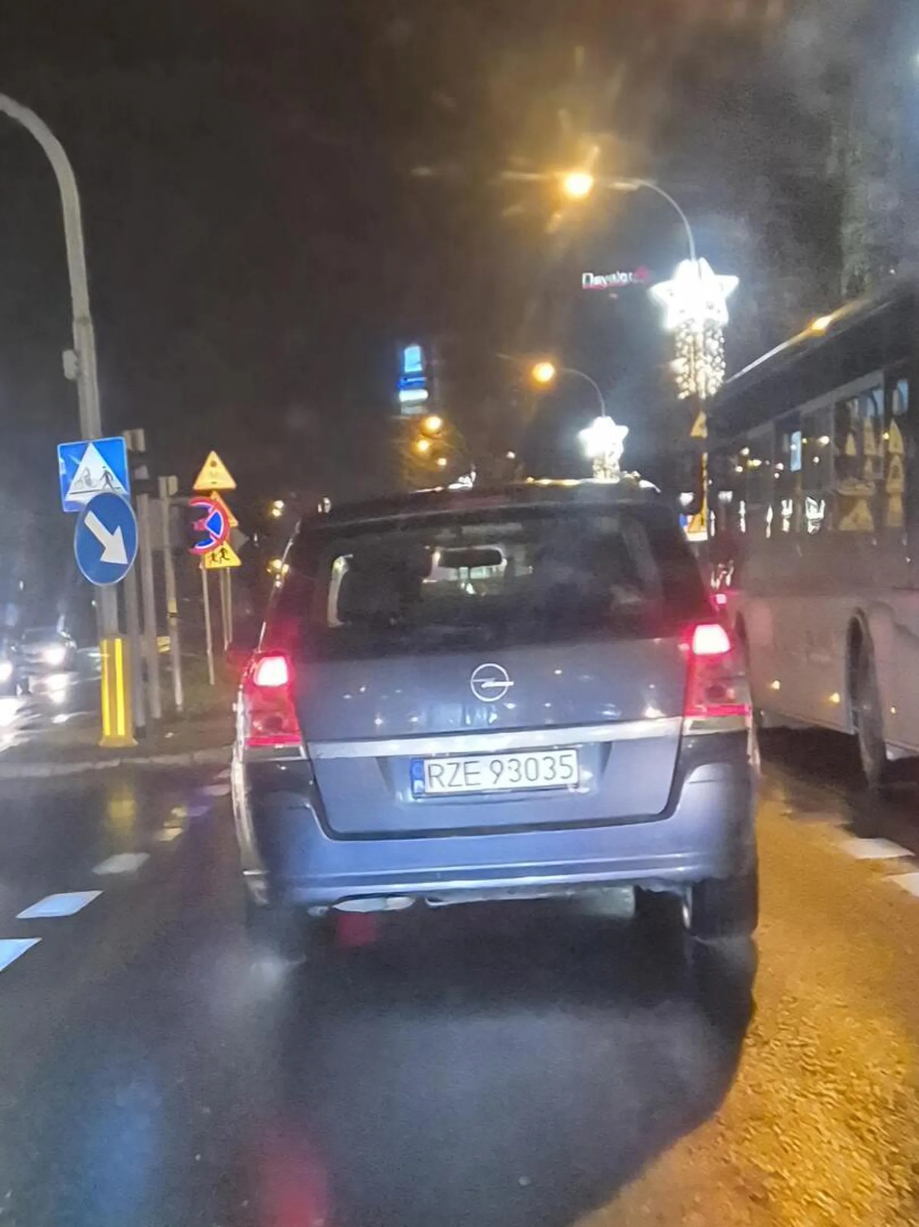 Opel Zafira.Godzina 5.45 Ul Warszawska jadąc w stronę Jasionki.Mezczycna wariuje wyprzedza zajeżdża nie stosujac sie do znaków z prędkością. Stwarza zagrożenie i tak codziennie rano