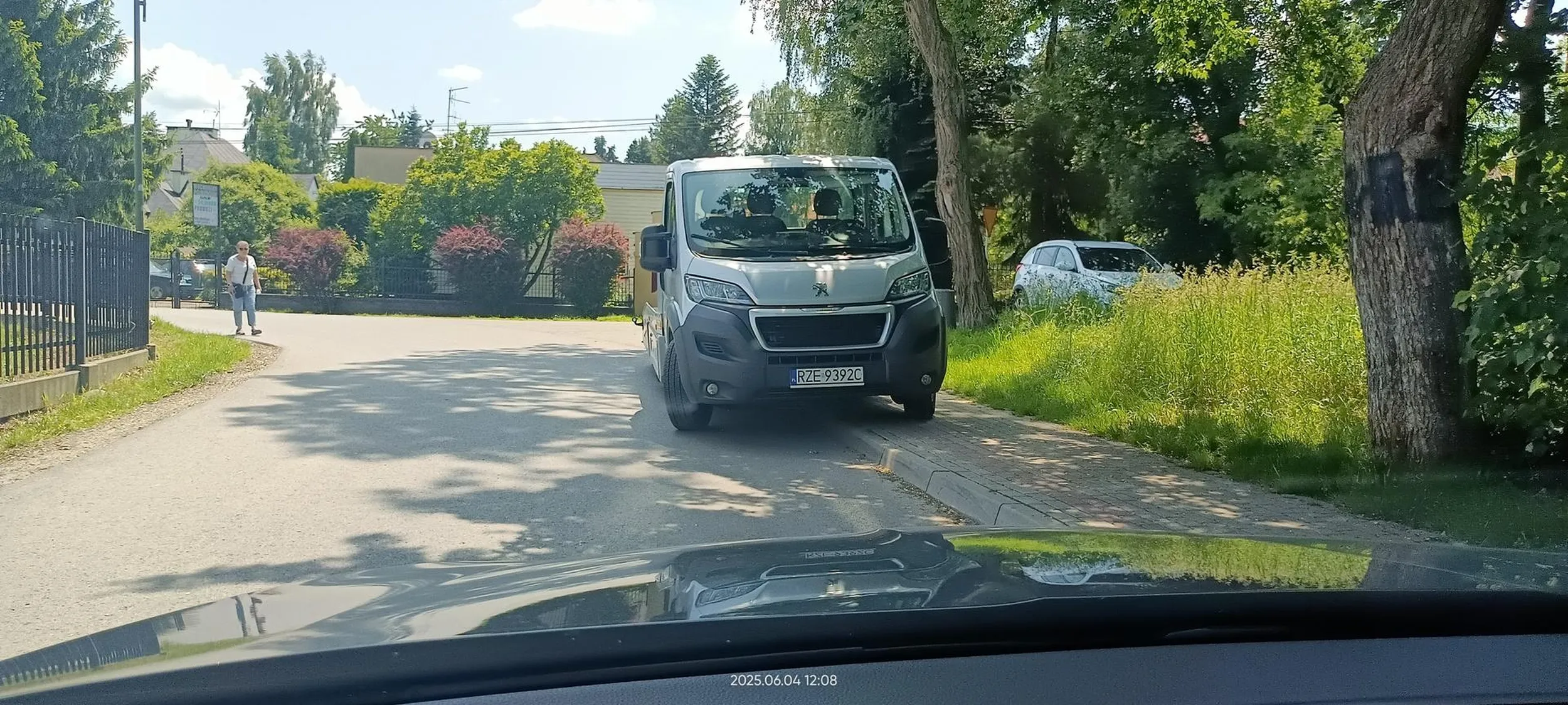 Chodniczek, zakręt. A 30 m dalej można normalnie legalnie zaparkować.