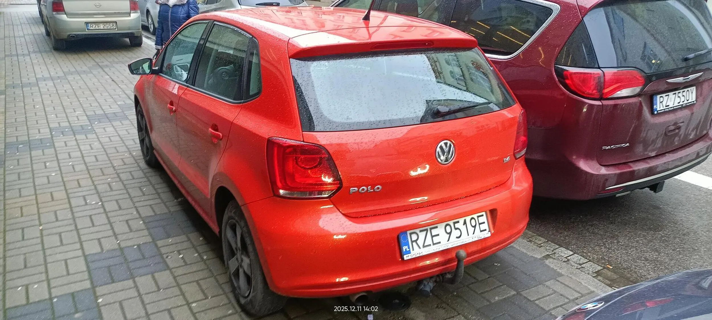 Święta krowa chodnikowa. Nie tylko parkuje, ale też jeździ po chodniku.