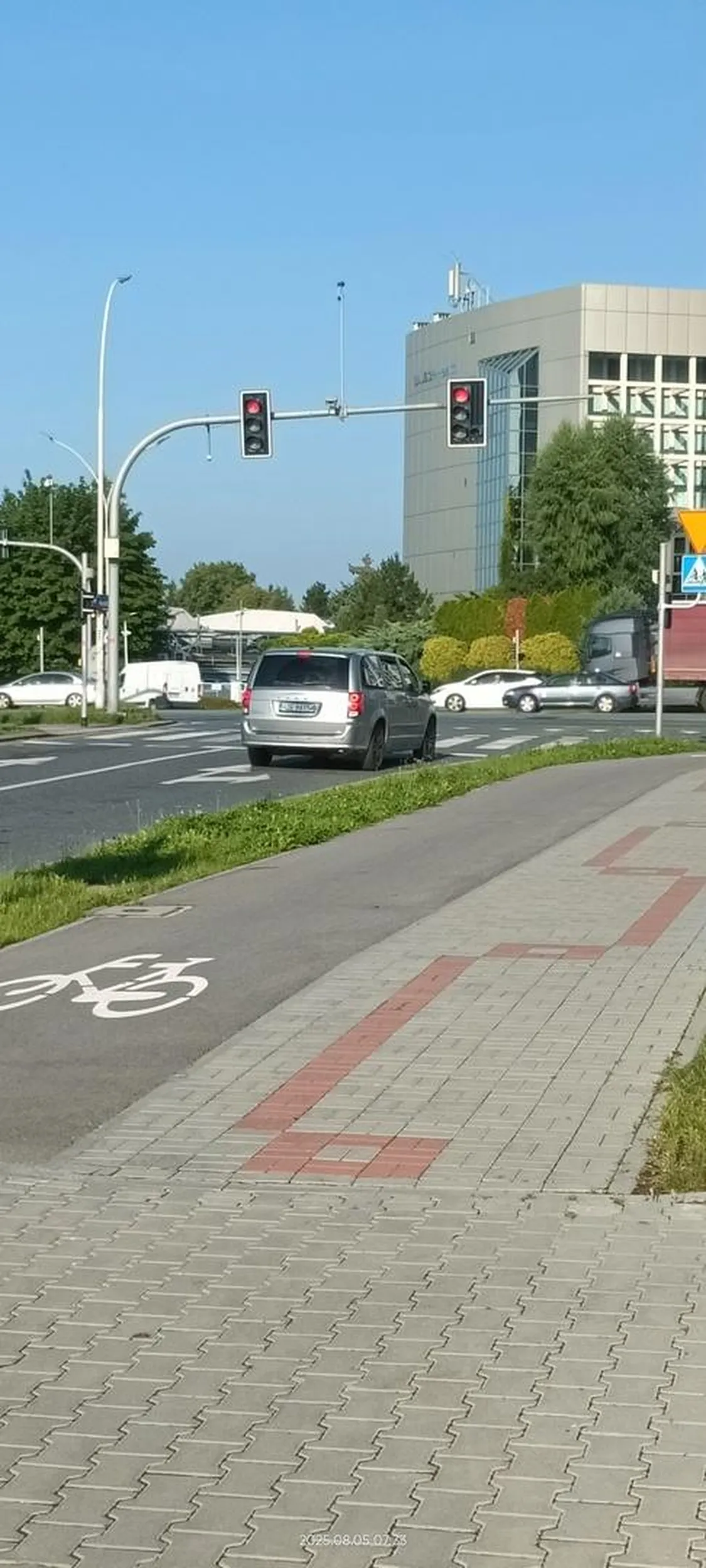 Kretyn gapi się w telefon, zamiast na drogę patrzyć.