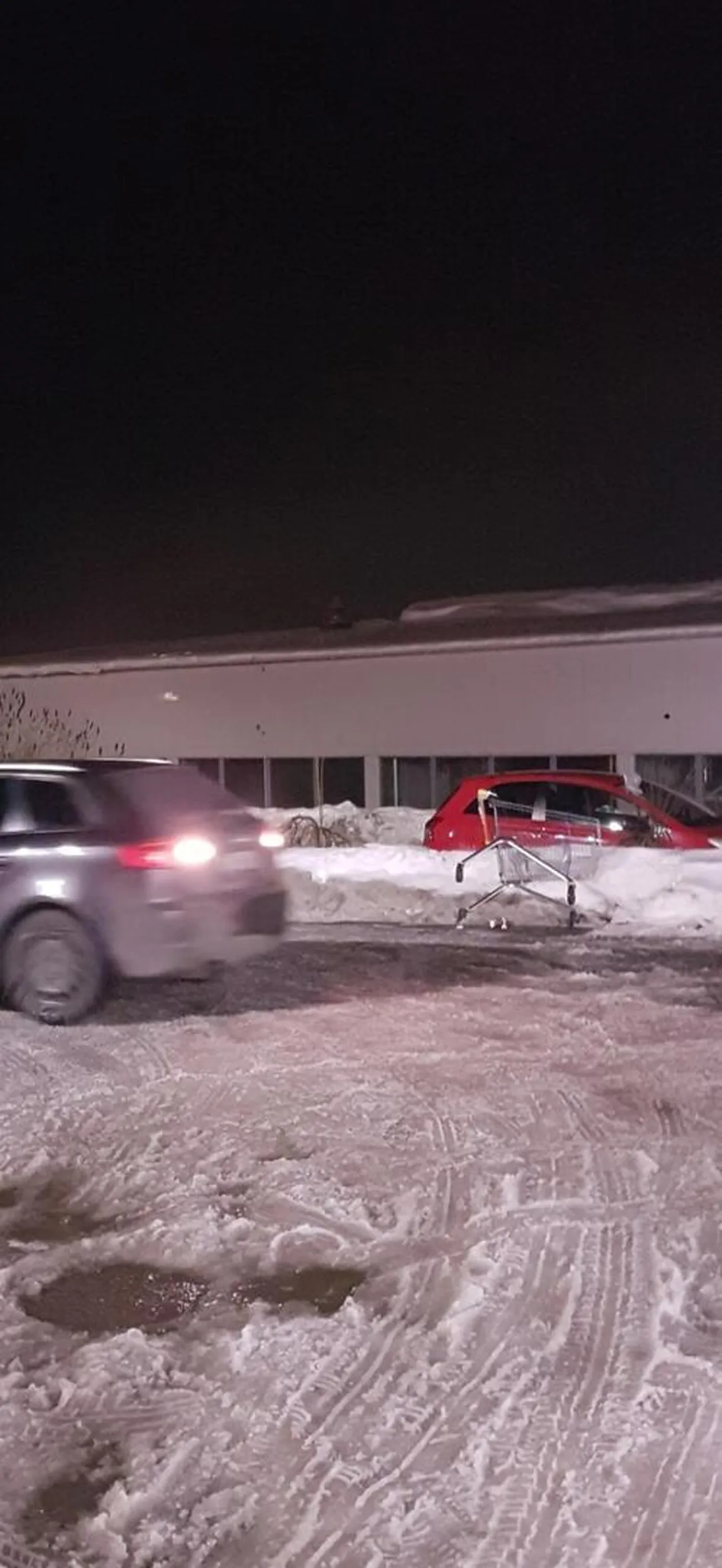 Agresywny prostak. 22 grudnia 2022 walnął wózek sklepowy w zaspę i wsiadł do auta, po zwrócenia uwagi opryskliwie odpowiedział, wsiadł w samochód i chciał odjechał. Jak zobaczył ze robię zdjęcie wyskoczył z auta i startował do mnie, kobiety z dzieckiem na rękach, przeklinał, chwilami miałam wrażenie że by uderzył, bardzo agresywny cham. W jego aucie na siedzeniu pasażera siedziała przestraszona dziewczyna, być może córka. Pokrzyczał na mnie powygrażał się i odjechał.