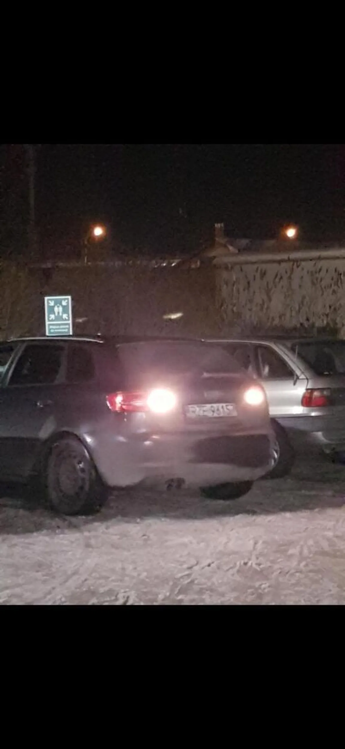 Agresywny prostak. 22 grudnia 2022 walnął wózek sklepowy w zaspę i wsiadł do auta, po zwrócenia uwagi opryskliwie odpowiedział, wsiadł w samochód i chciał odjechał. Jak zobaczył ze robię zdjęcie wyskoczył z auta i startował do mnie, kobiety z dzieckiem na rękach, przeklinał, chwilami miałam wrażenie że by uderzył, bardzo agresywny cham. W jego aucie na siedzeniu pasażera siedziała przestraszona dziewczyna, być może córka. Pokrzyczał na mnie powygrażał się i odjechał.