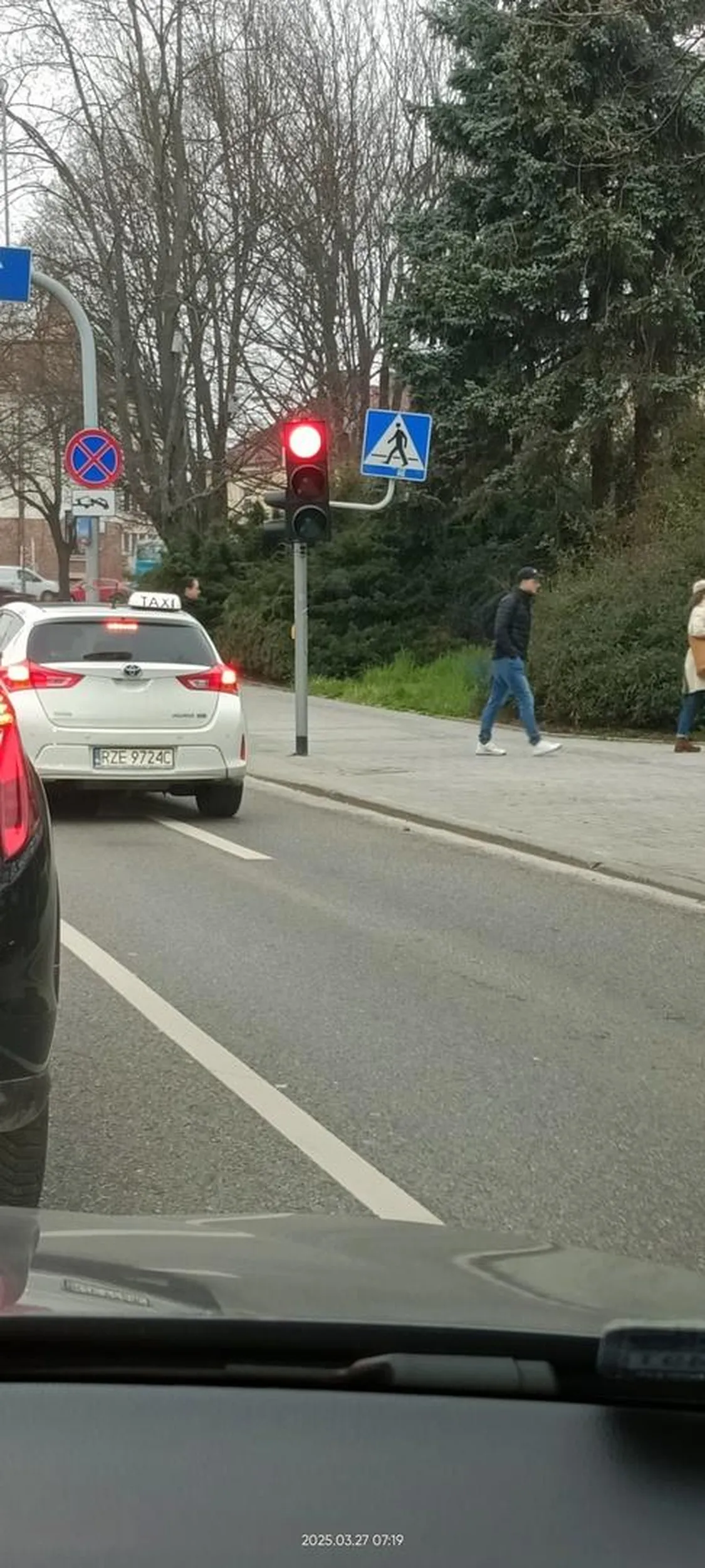 Matoł "na chama" się włącza do ruchu.