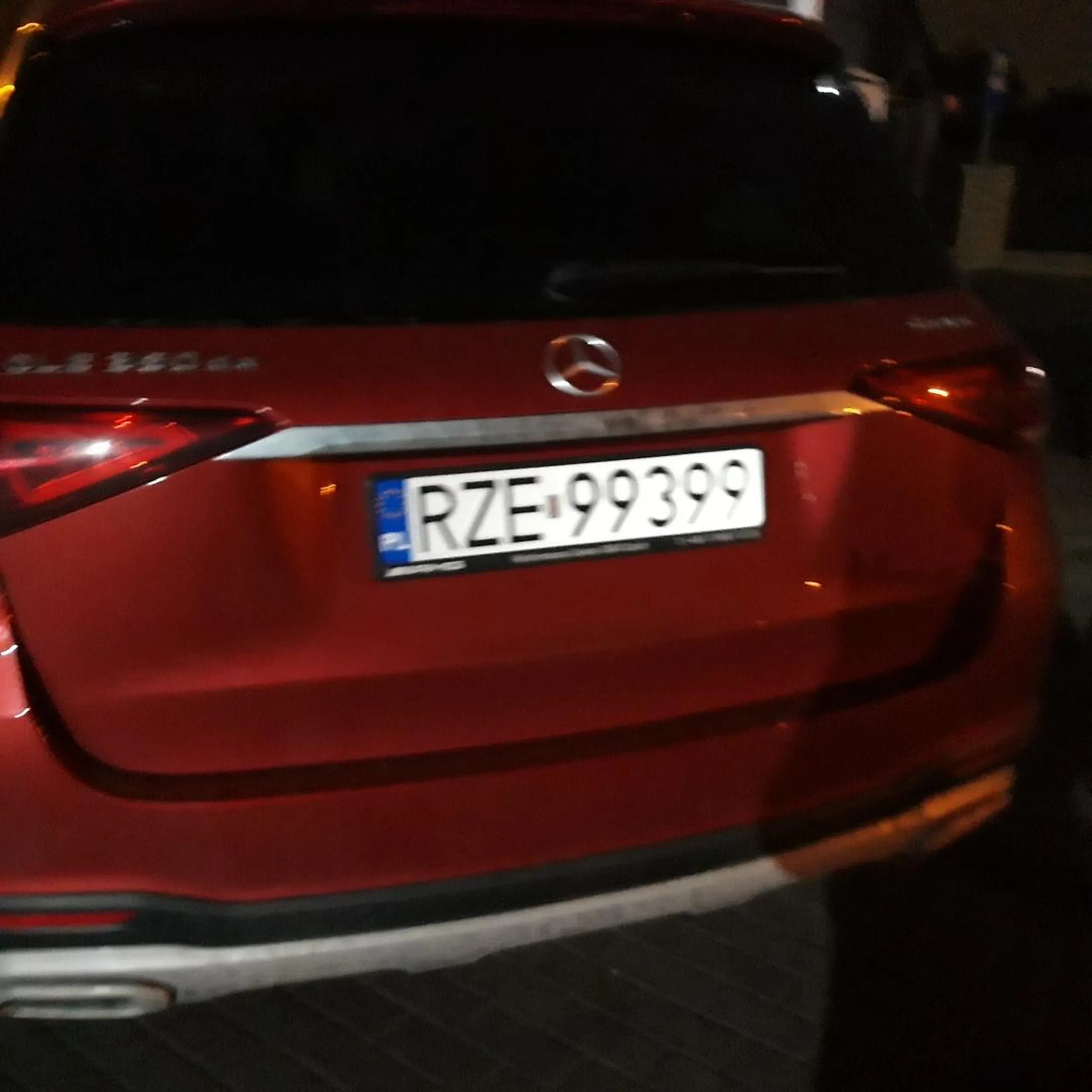 Stanął pod sparem na srodku parkingu