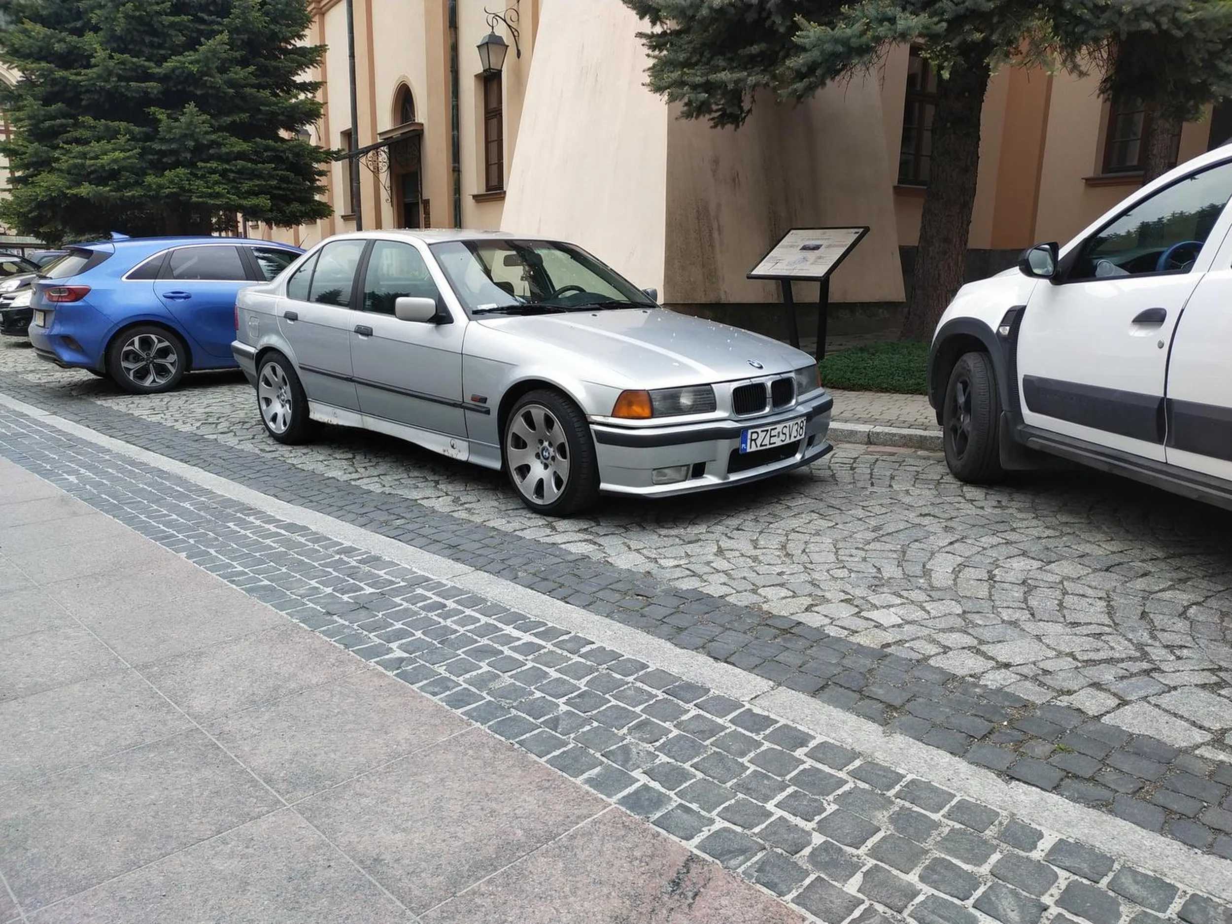 Tak się parkuje BMW pod kościołem