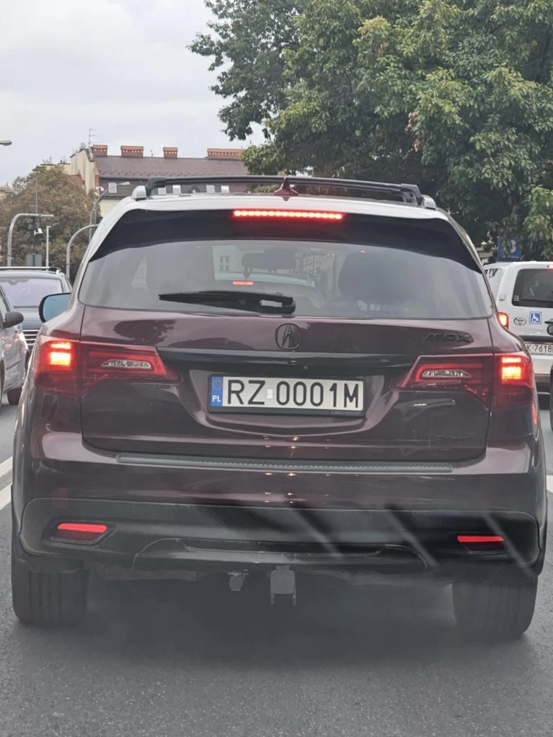 Kierowca bez kultury, stwarzający realne zagrożenie na drodze. Zmienia pas pomimo braku miejsca, prawie powodując wypadek.