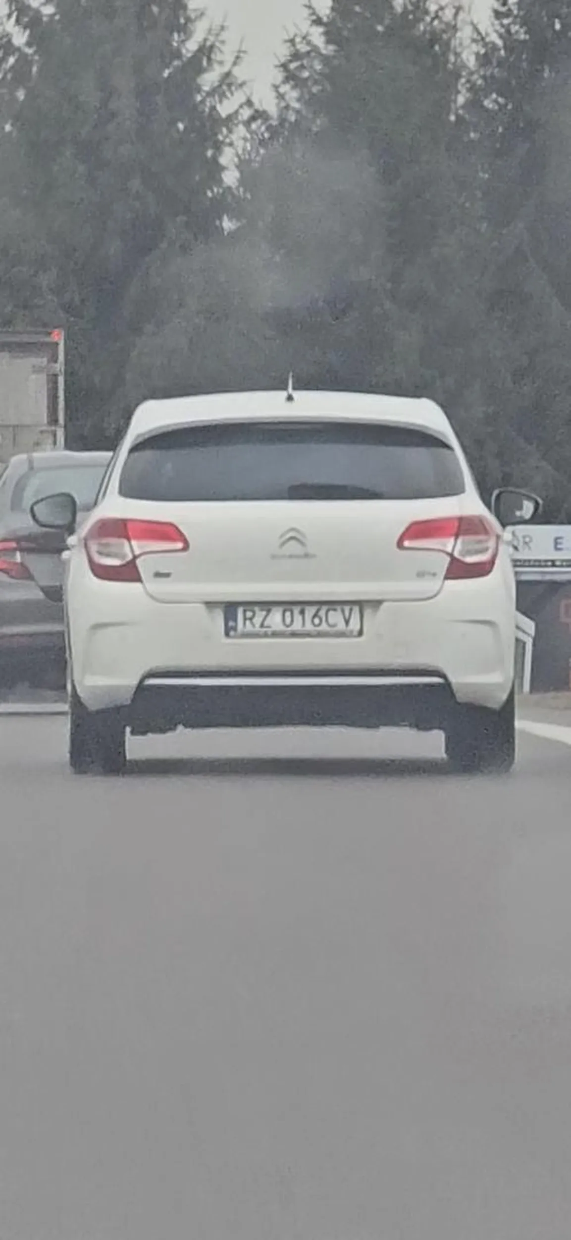 Urażony przygłup rzeszowski, ze go ktoś wyprzedza popełnia wykroczenie oraz powoduje zagrożenie w ruchu drogowym przyspieszając kiedy jest wyprzedzany,po czym wyprzedza kolumnę pojazdów na linii podwójnej ciaglej. ZABOJCA NA DRODZE.