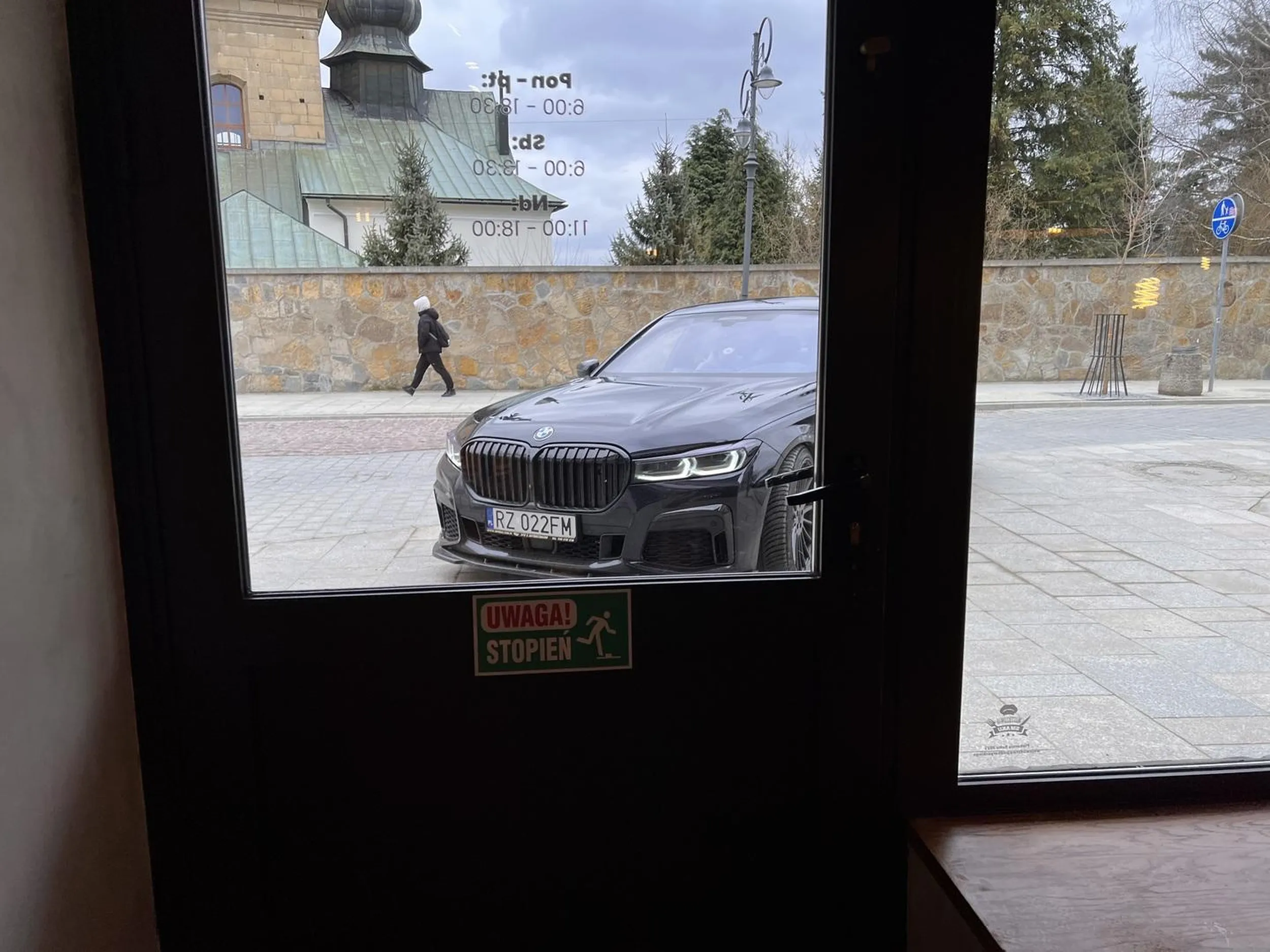 Następnym razem wjedź do piekarni, będzie bliżej. Na około 5 pustych miejsc parkingowych a panicz parkuje na chodniku.