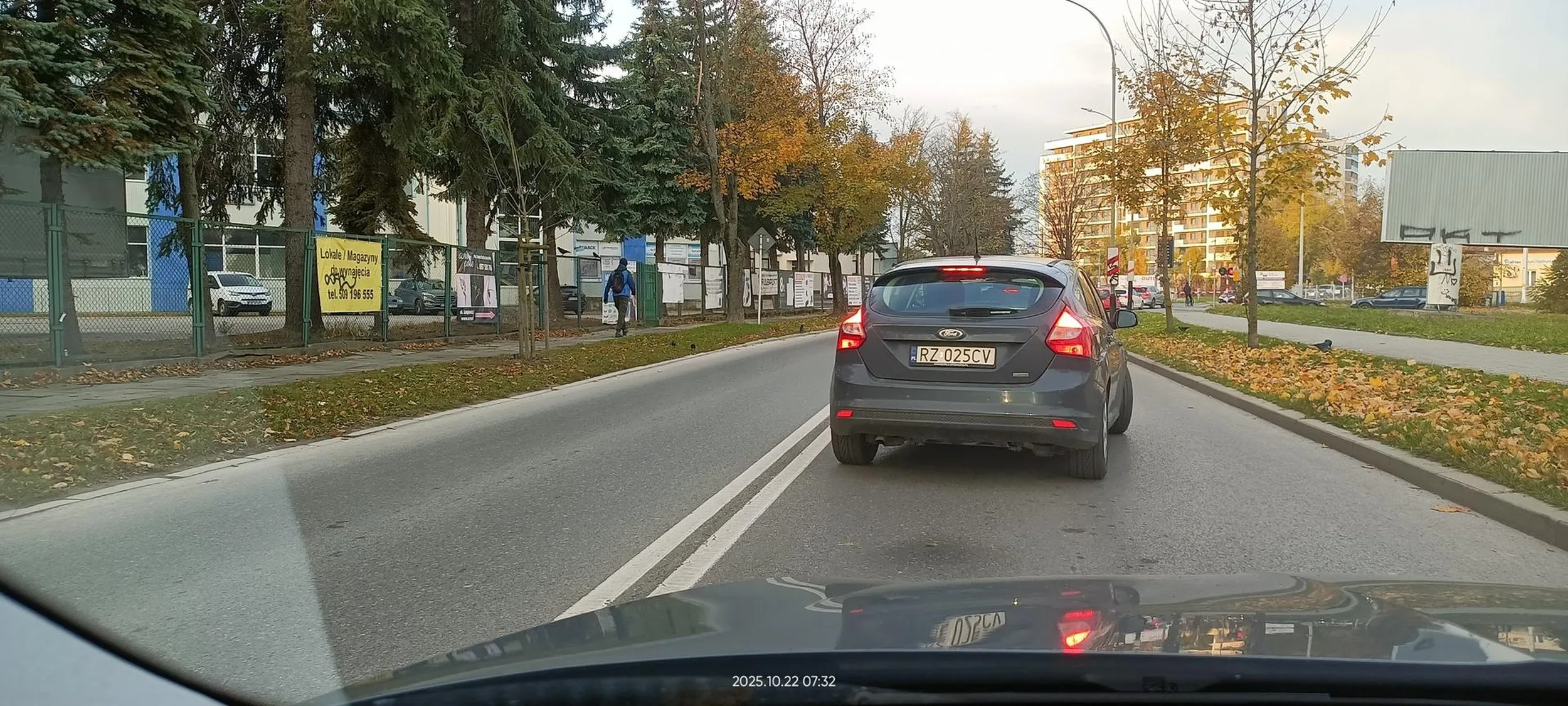 Kierowca jeździ pod prąd na podwójnej ciągłej w rejonie skrzyżowania.