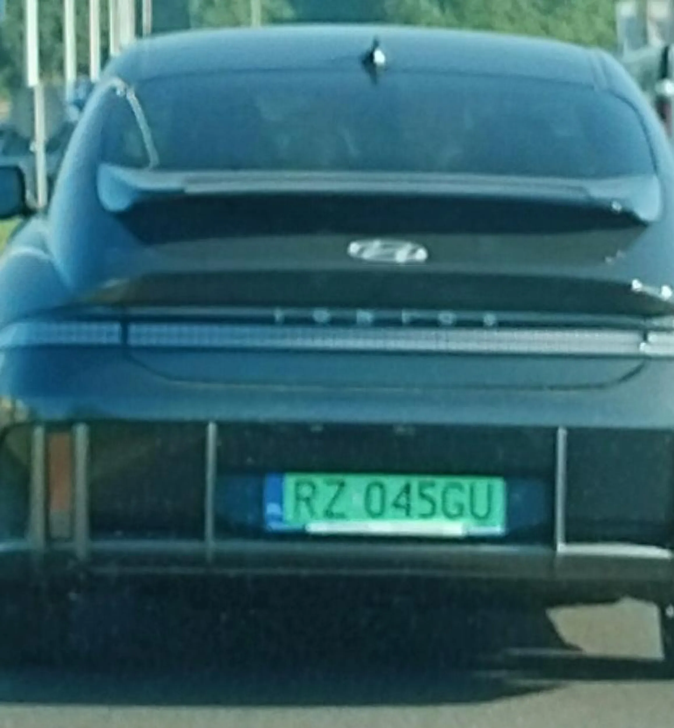 Wpiernicza się tuż przed zderzak z prawego pasa zmuszając do gwałtownego hamowania. Uważać na ciula.