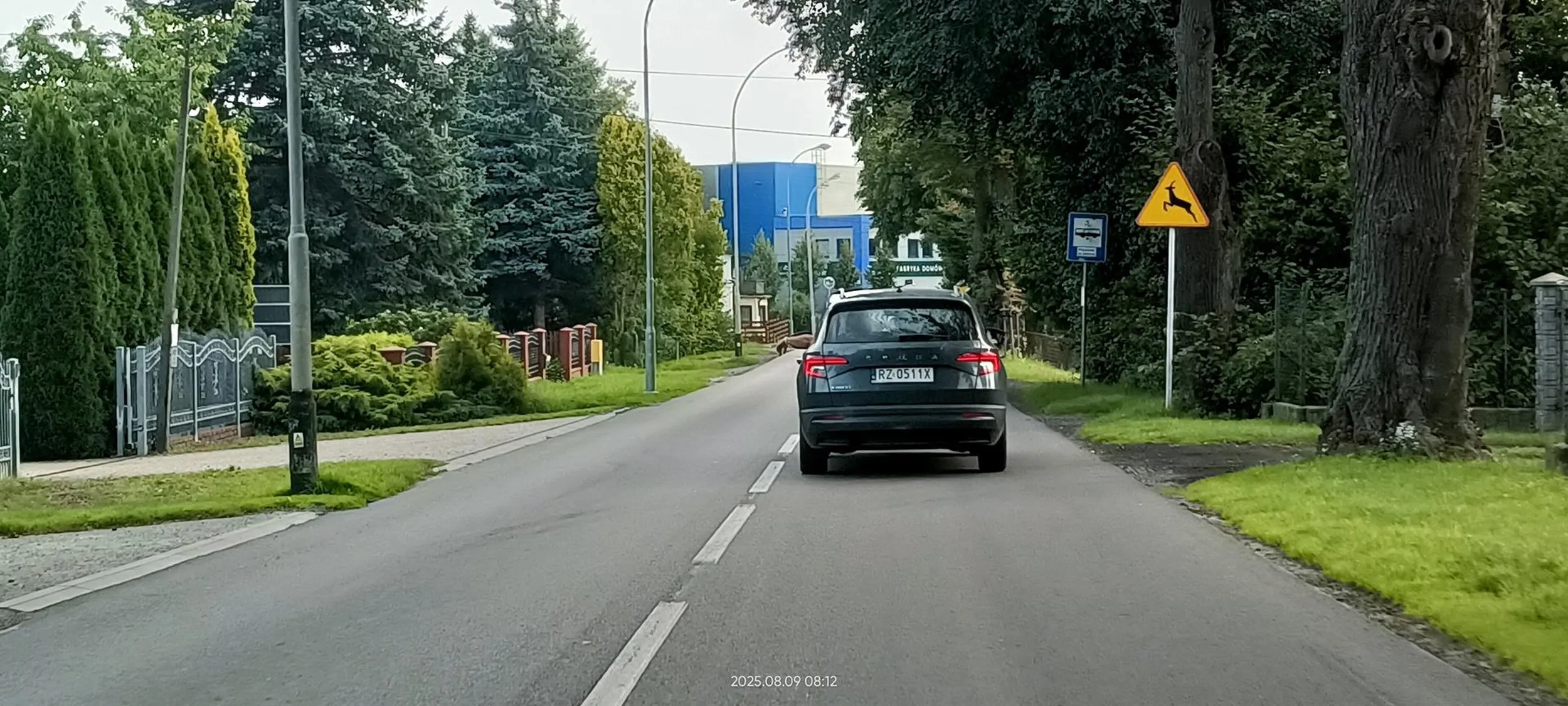 Kretyn zamiast włączyć kierunkowskaz skręcając w lewo wystawia rękę :-P Po czym wyrzuca peta na drogę.