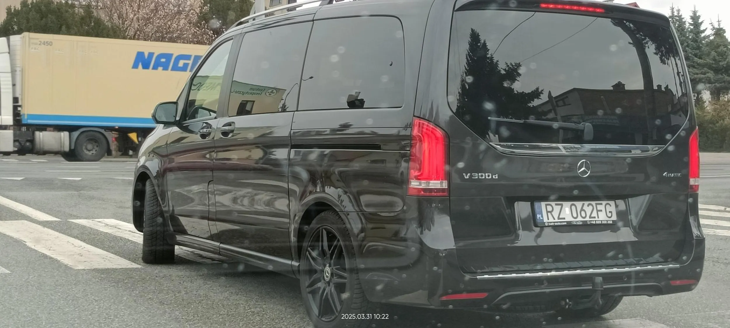 Zatrzymał się na czerwonym przed sygnalizatorem, po czym ruszył i wjechał na przejście dla pieszych.