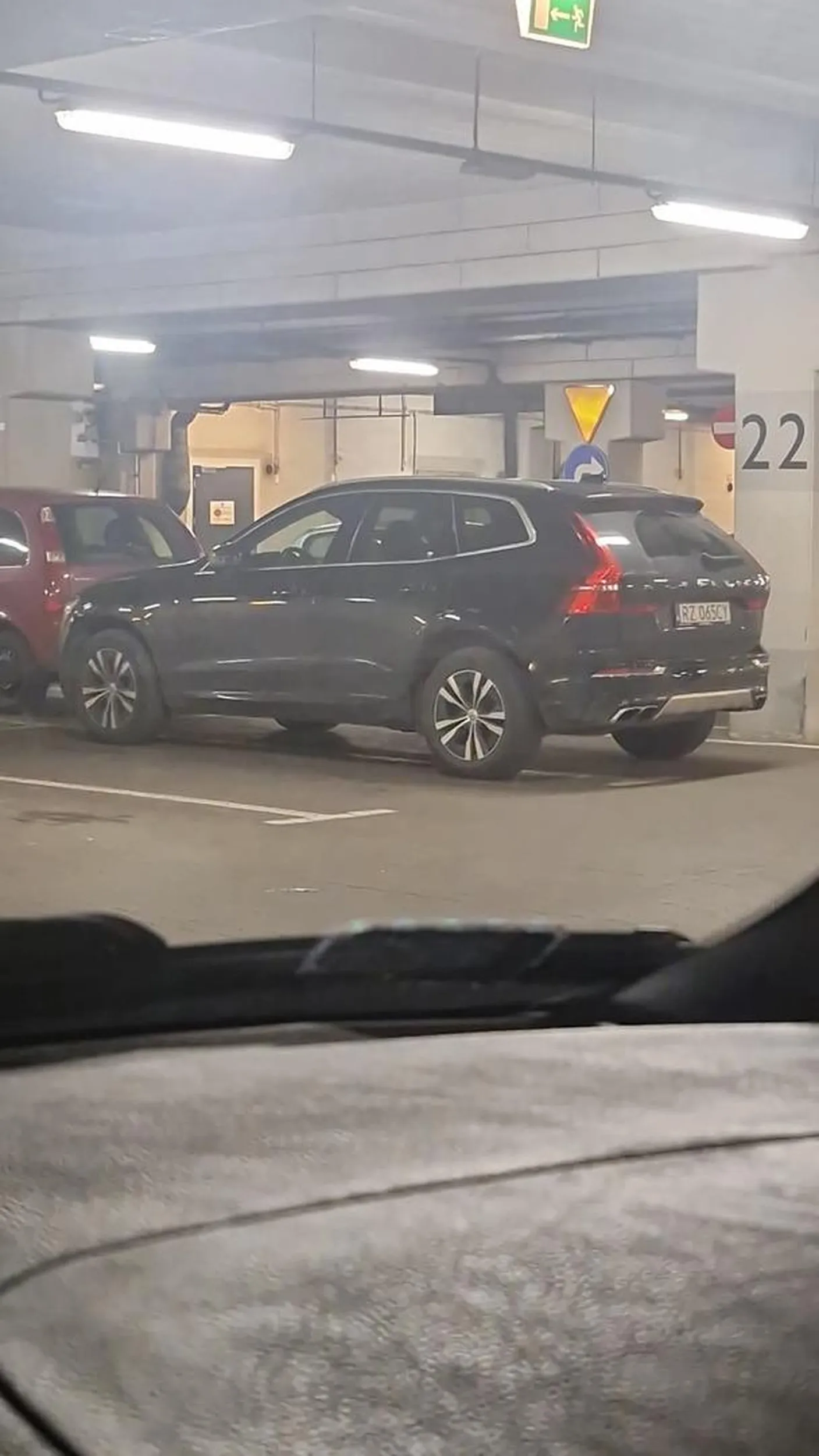 Kolejny przykład braku wyobraźni i umiejętności. Na co ci kobieto takie duże auto jak nie tylko nie umiesz parkować w liniach, ale jadąc ulicą stwarzasz zagrożenie nie zdając sobie sprawy z tego jaką szerokość ma to auto i zjeżdżasz na drugi pas. Dramat i zagrożenie na drodze.