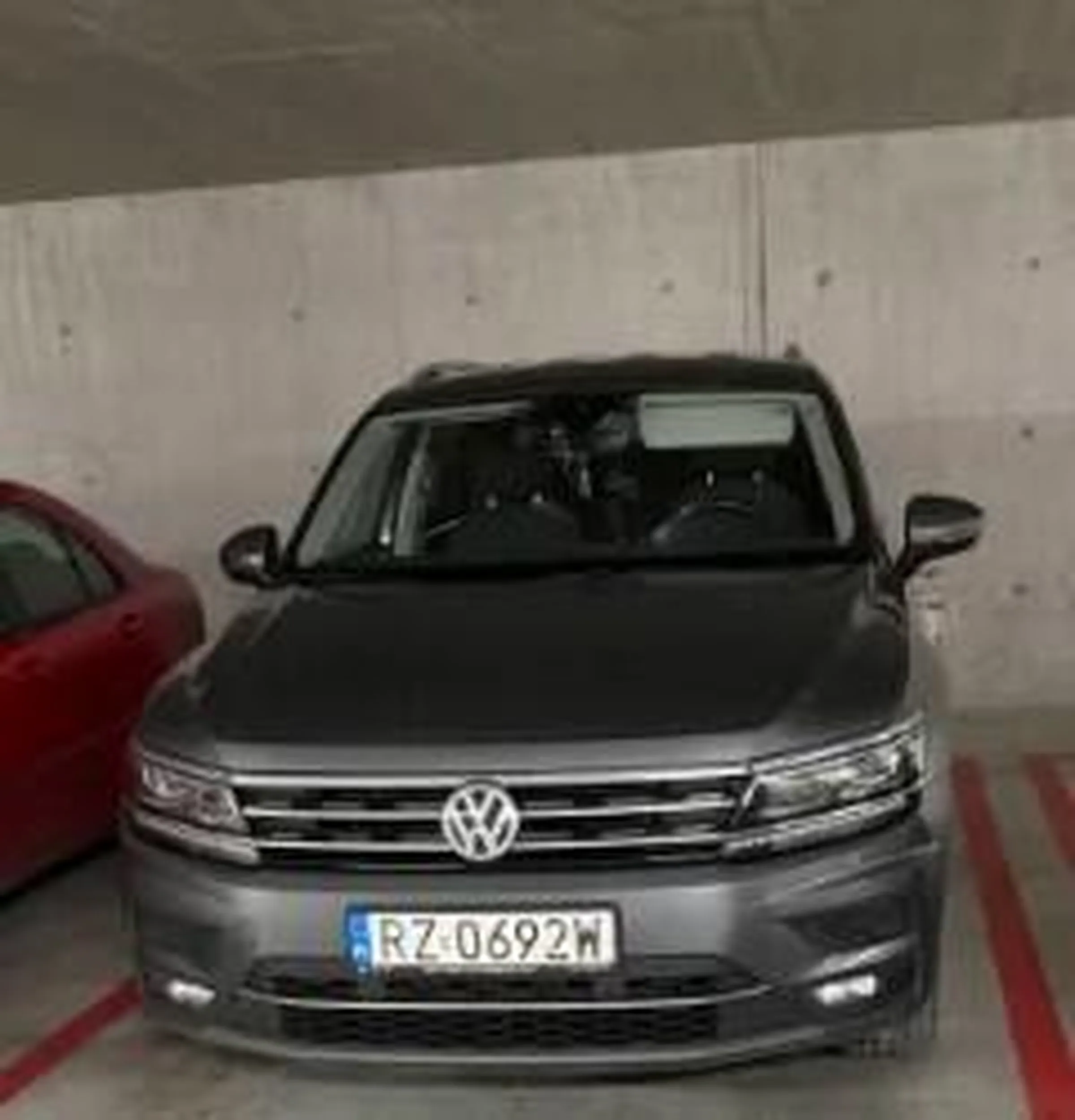 Krzywo stoi na parkingu