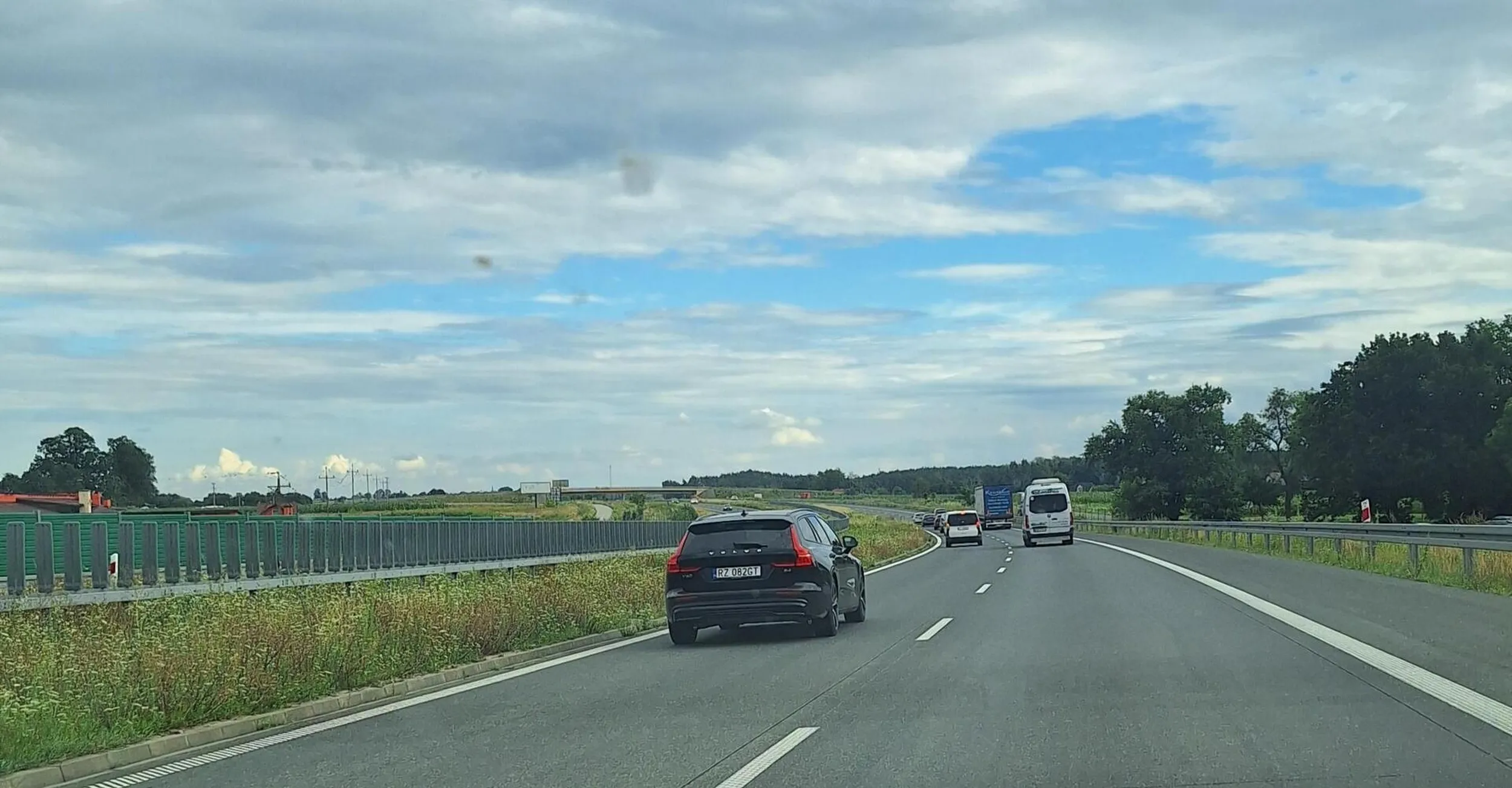 Mruga światłami żeby zjechać jak jest korek pozdrawiam typa