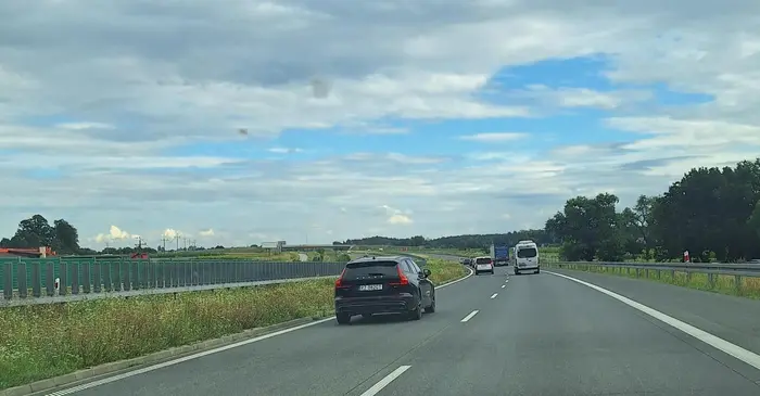 Mruga światłami żeby zjechać jak jest korek pozdrawiam typa