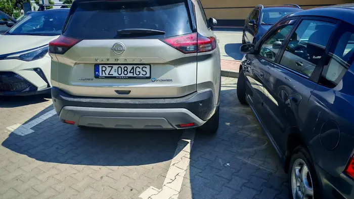 Jak nie potrafisz parkować to weź wykup parę godzin z instruktorem może się nauczysz...