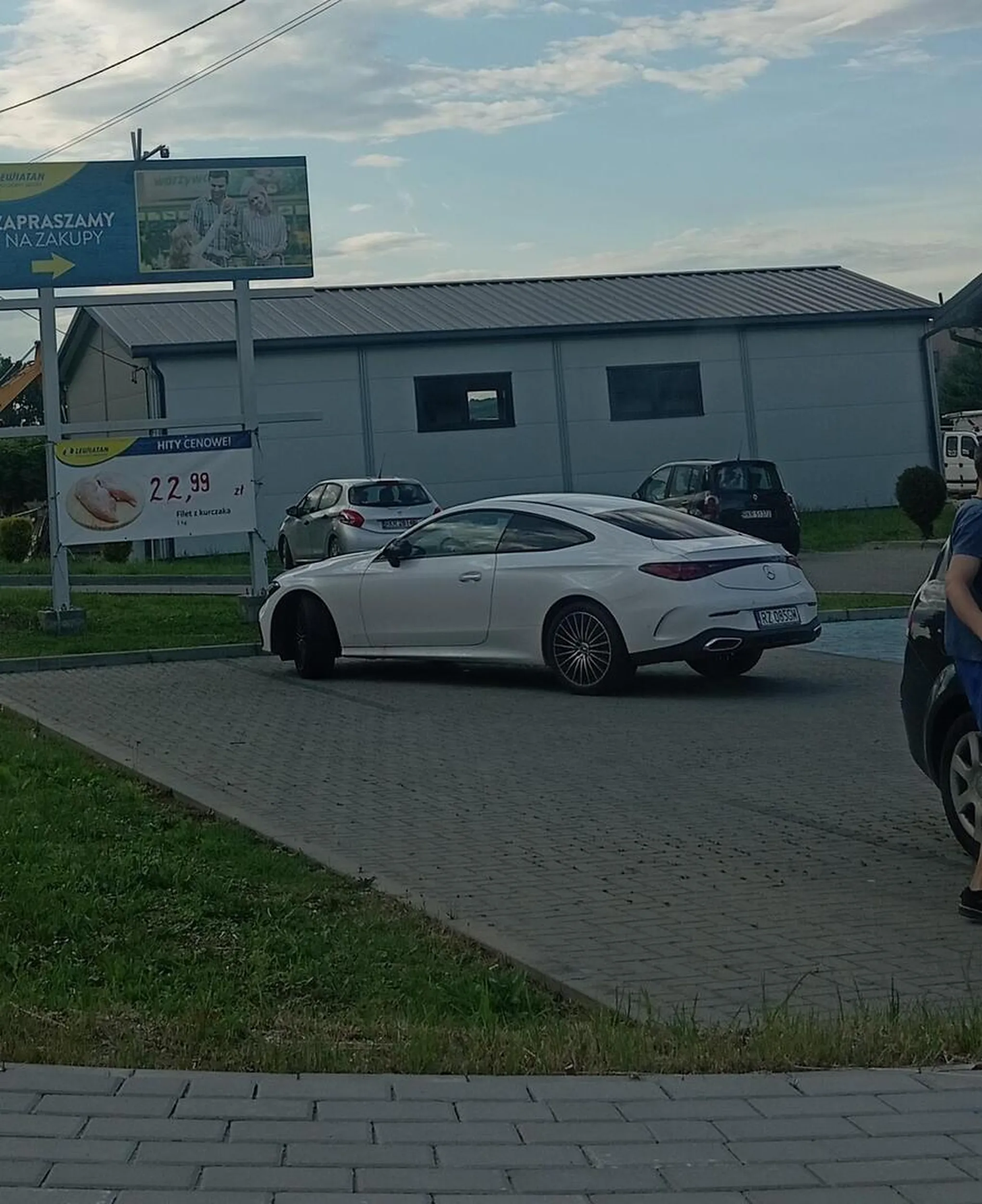 Typowa stara baba, niestety widać że umiejętności za pieniądze się nie kupi...