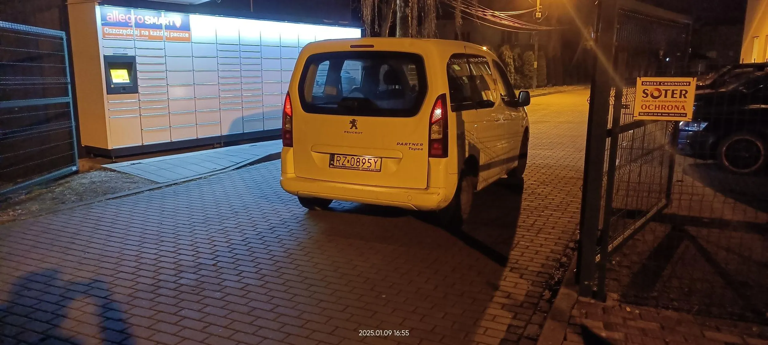Zastawił wjazd na parking i grzebie w paczkomacie.