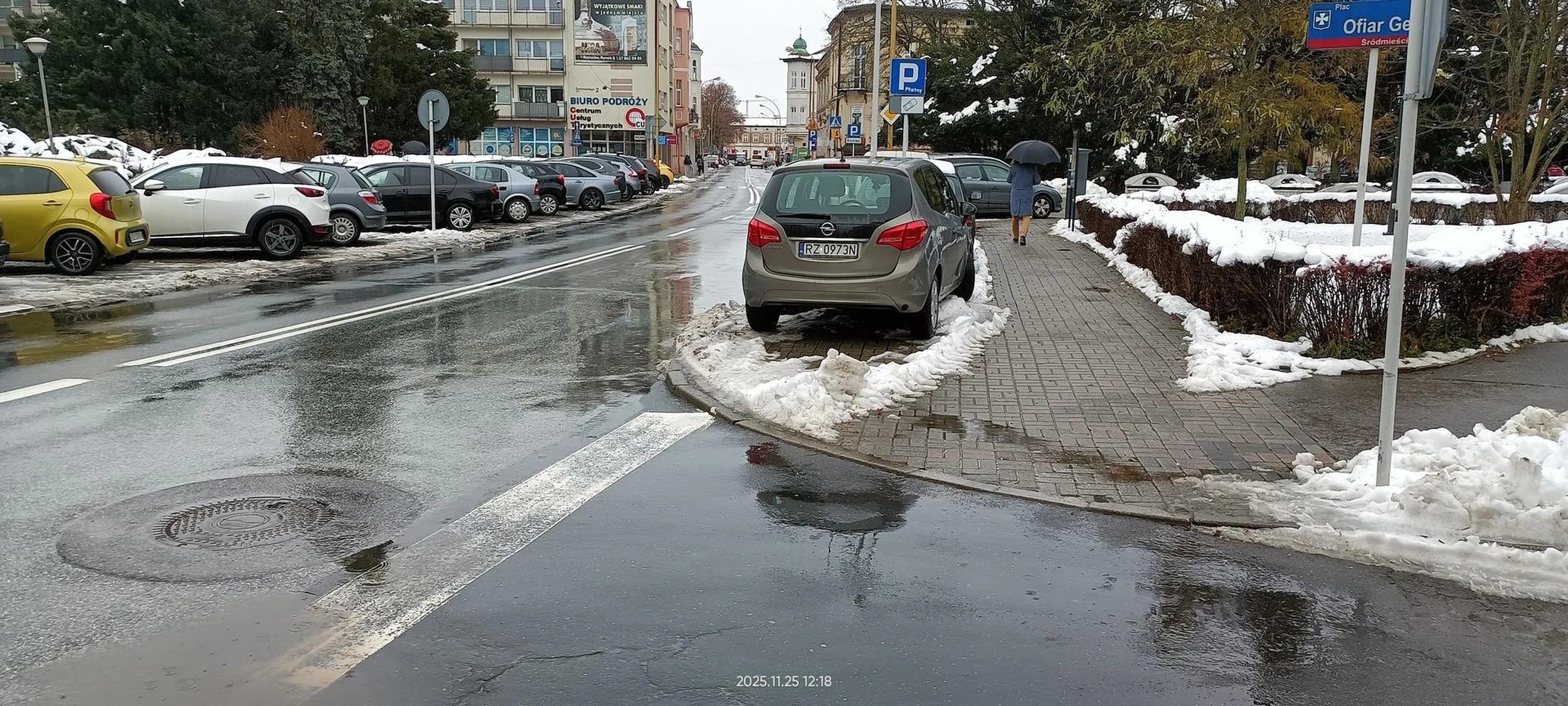 Kierowca parkuje bezpośrednio przy skrzyżowaniu, utrudniając bezpieczne włączenie się do ruchu.