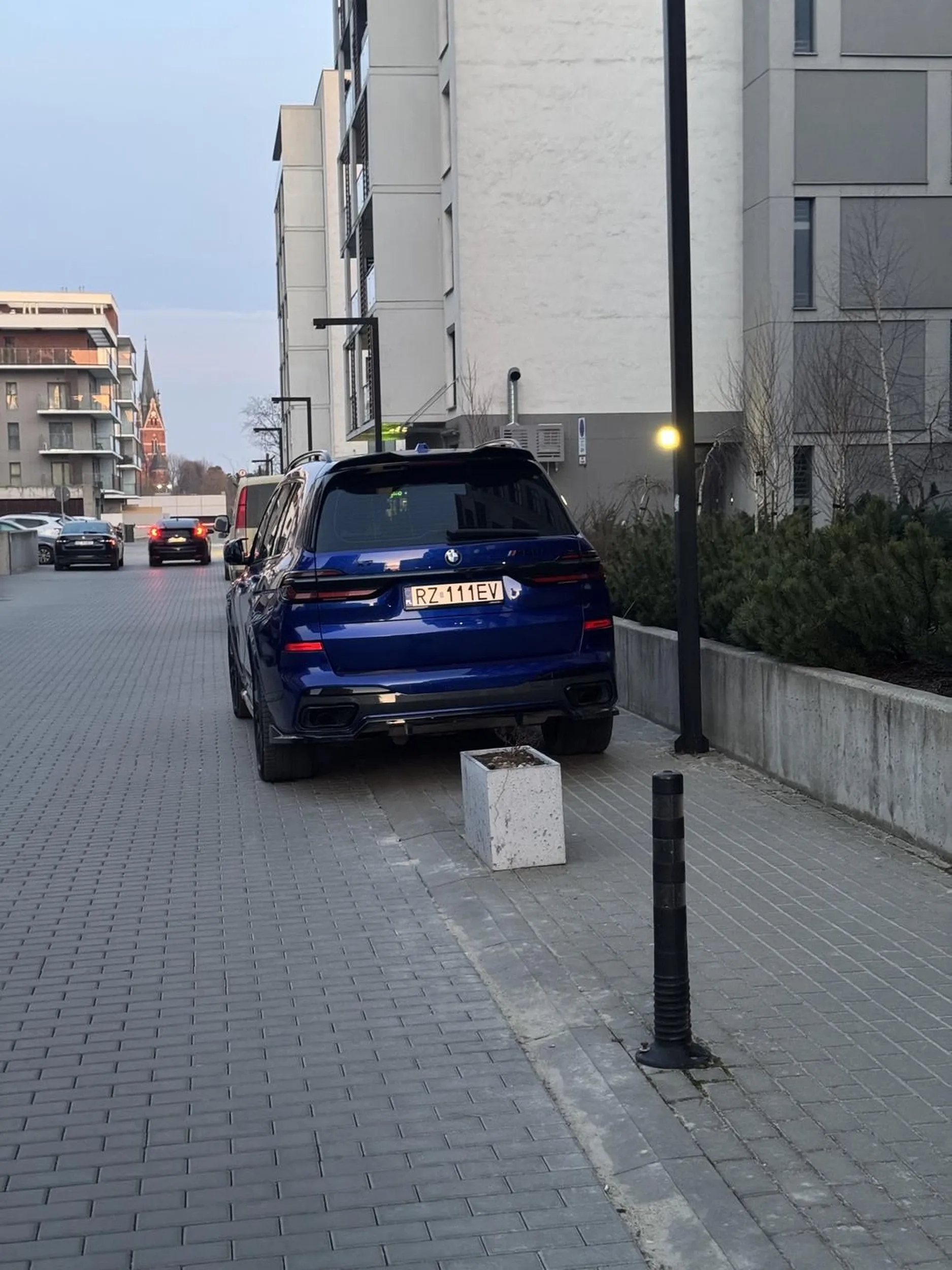 Parkowanie na chodniku??