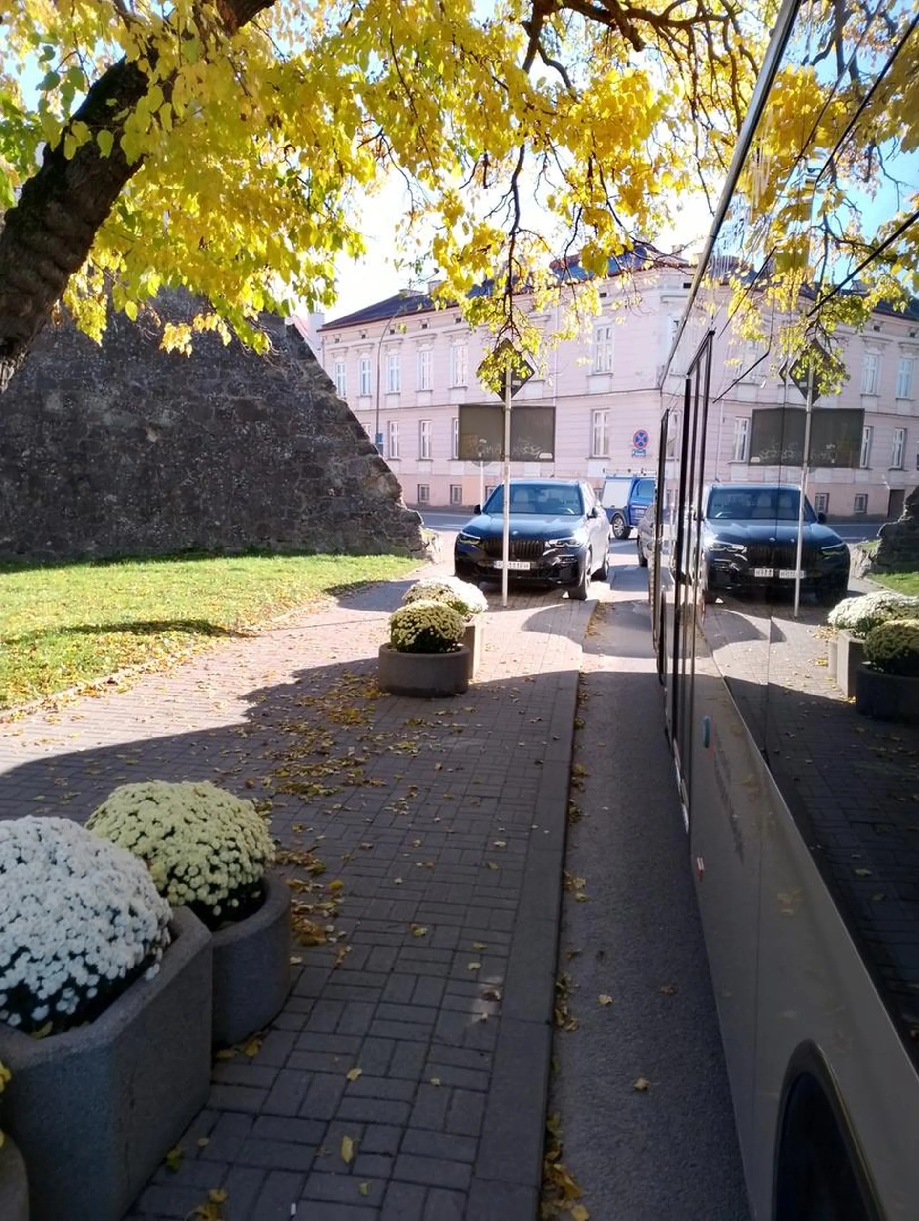 Parkowanie przy skrzyżowaniu, nie ładne