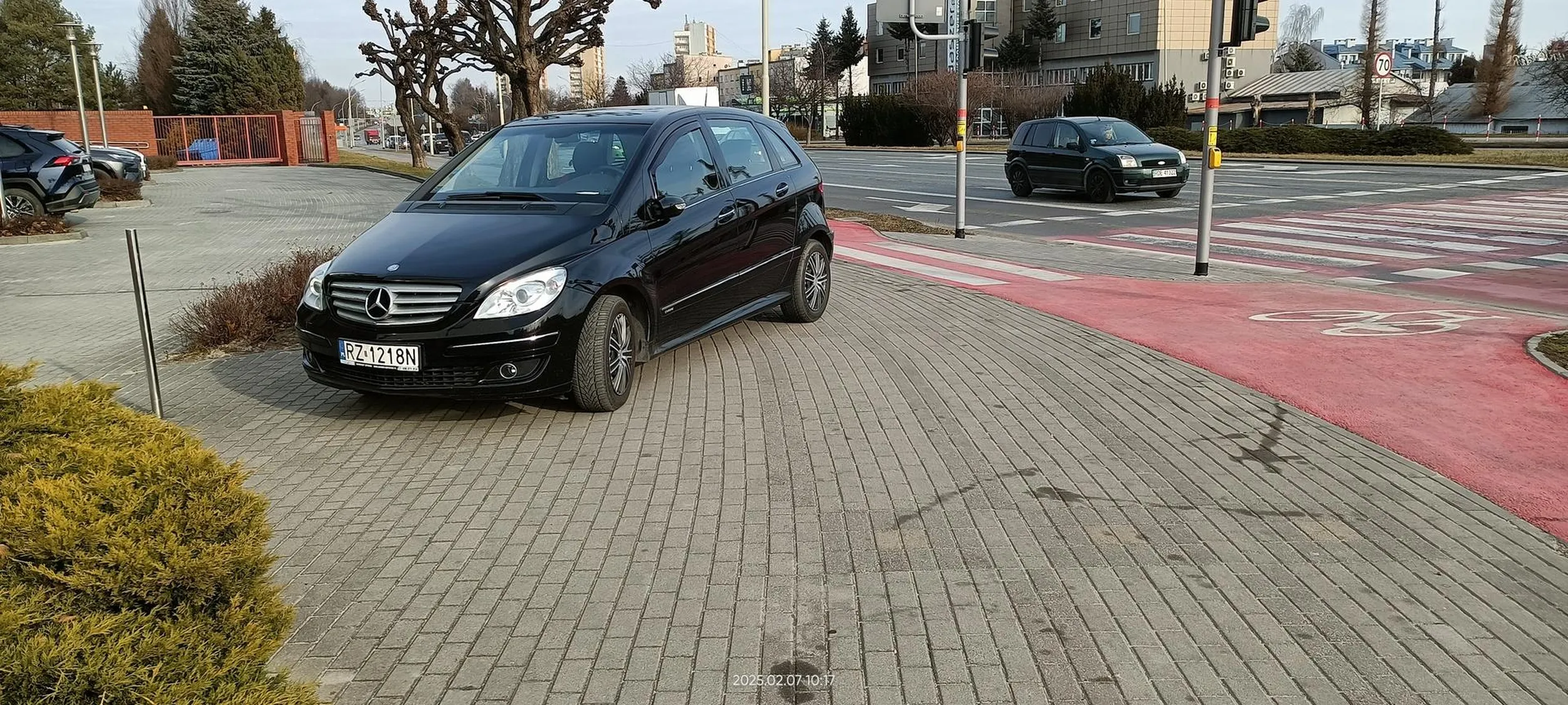Kierowca jeździ po chodniku i na chodniku parkuje.