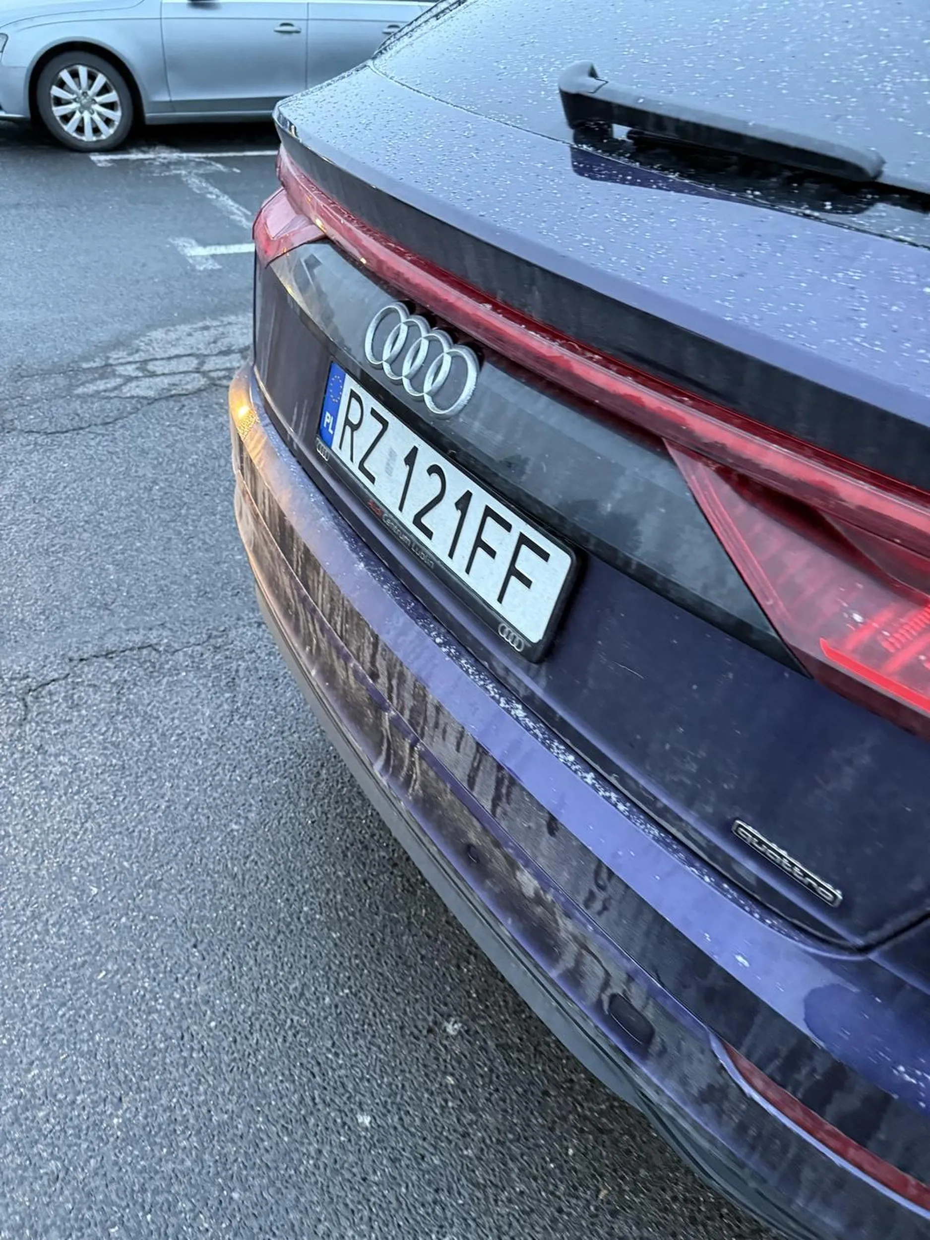 Nie byłem w stanie wejść od strony kierowcy do samochodu, bo kierowca samochodu marki Audi nie umie parkować. Nie pozdrawiam