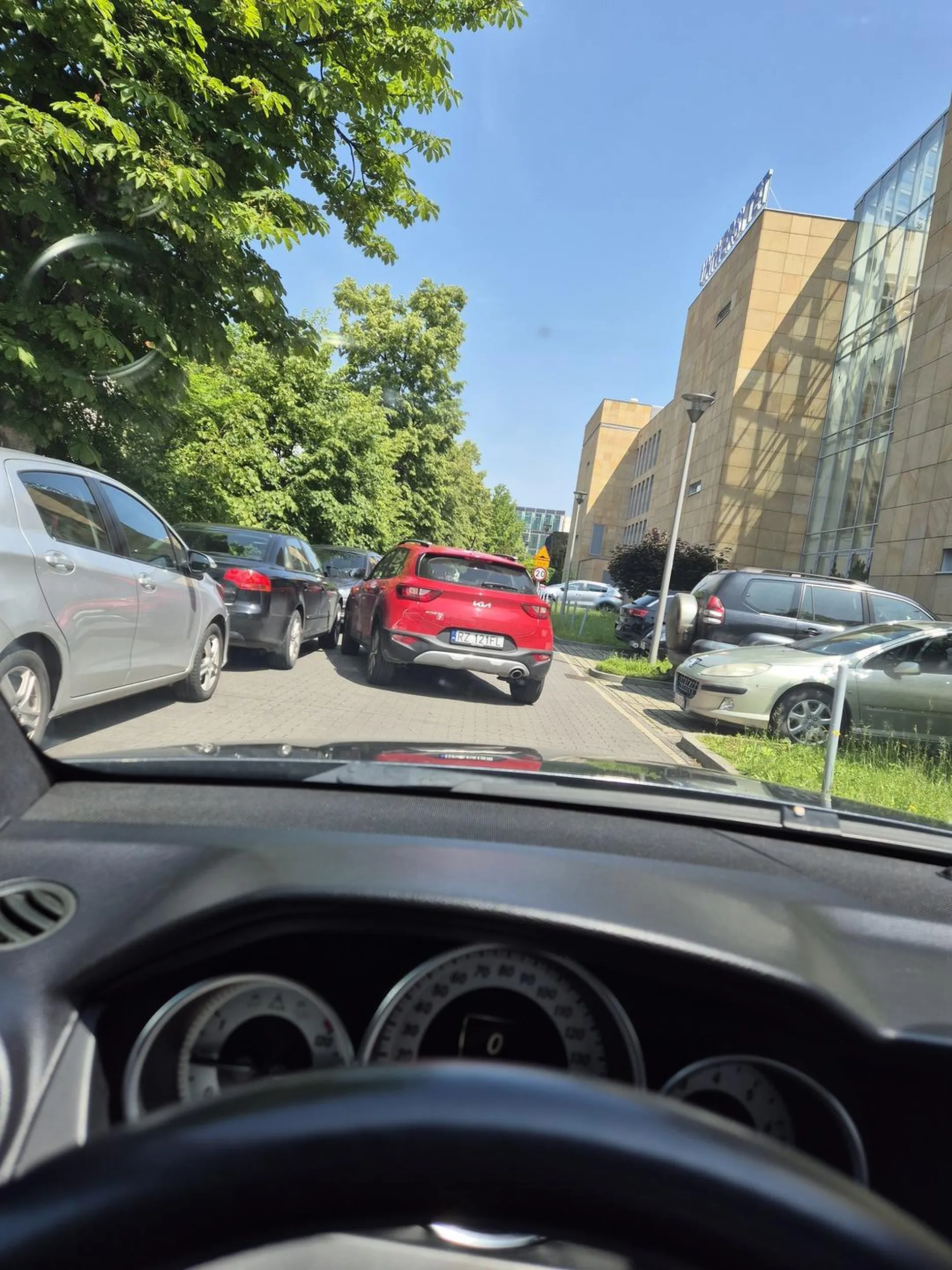 Ty glupia kurw jak mozna zostawic samochod na srodku ulicy