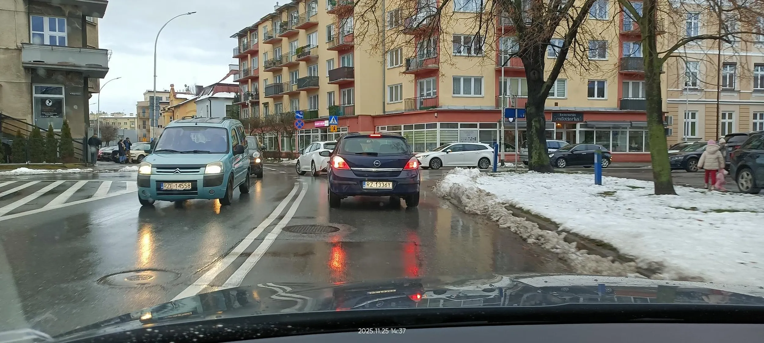 Paniusia jadąc drogą z pierwszeństwem zatrzymuje się prawie przed każdym skrzyżowaniem.