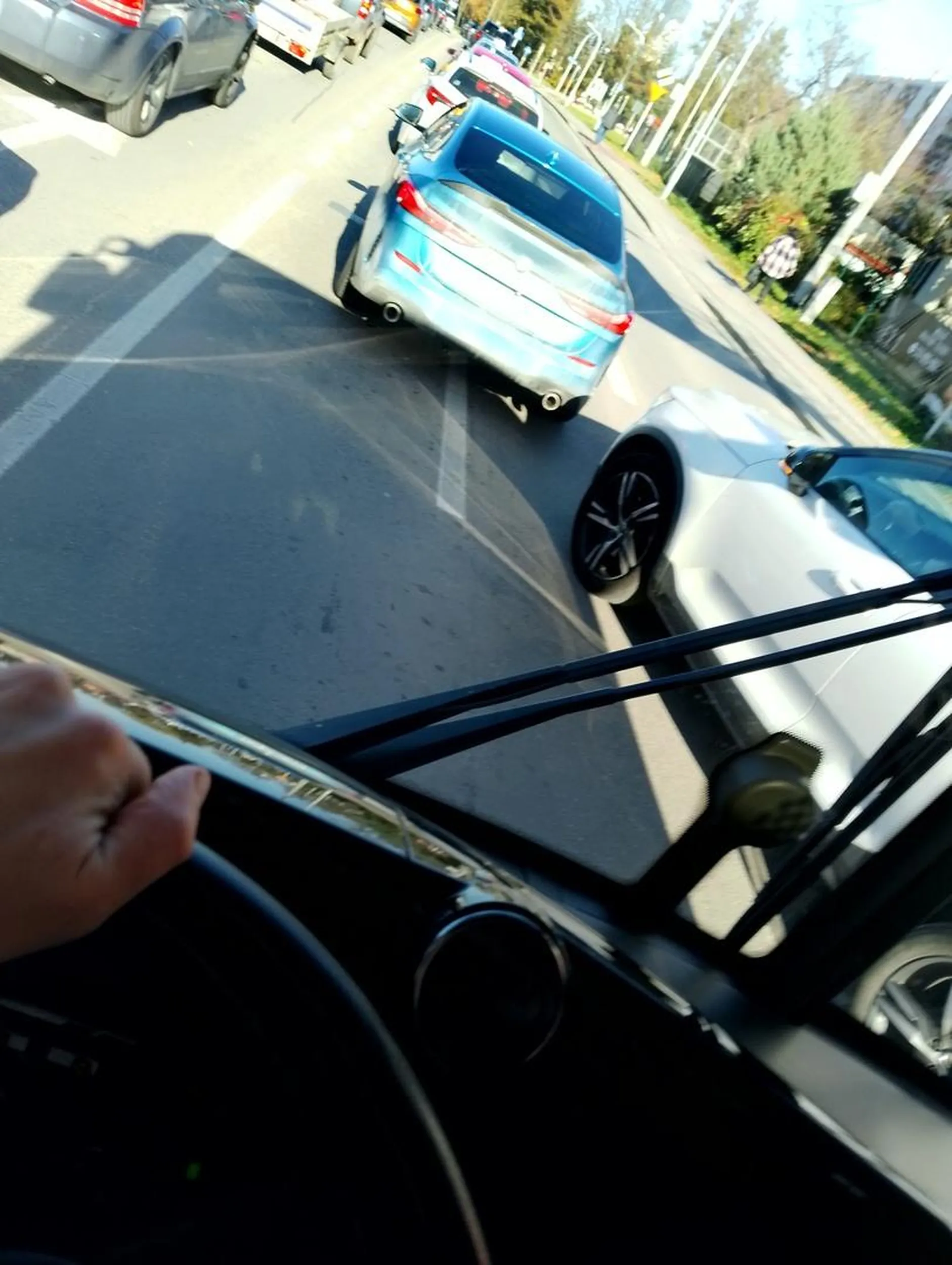 Kierowczyni wpycha się przed autobus w miejsce gdzie kierowca zostawia na rozpędzanie się, po czym nie zdążamy przejechać z 57 pasażerami.